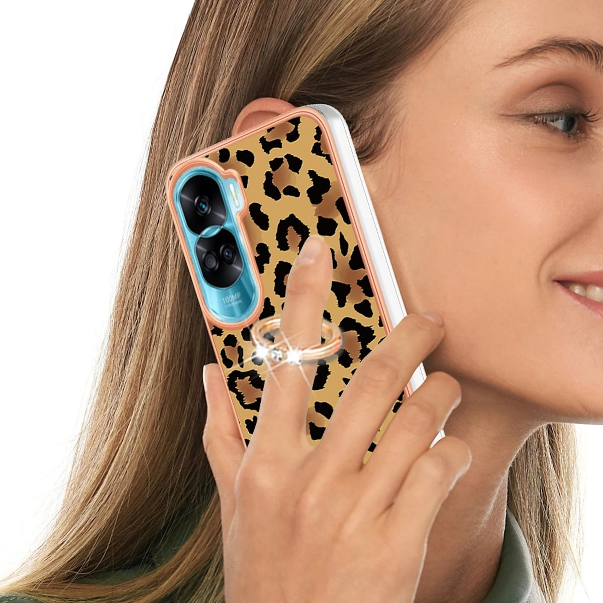 Eine Frau hält ein Telefon mit Leopardenmusterhülle und Ringhalter.