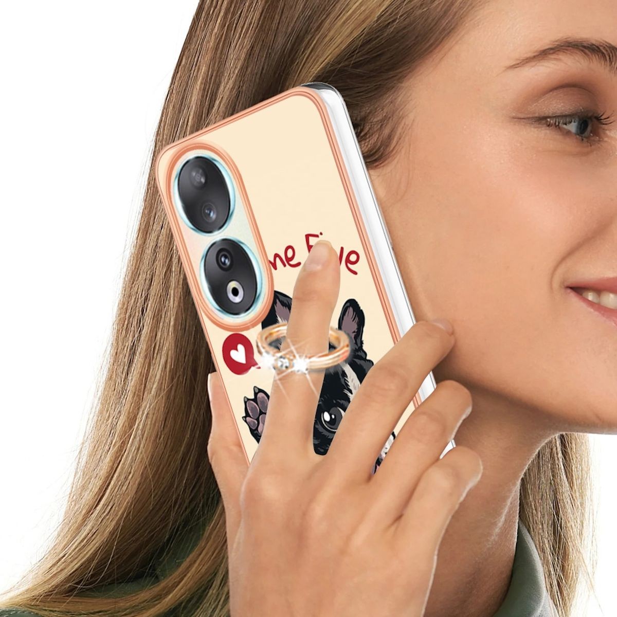 Frau hält ein Telefon mit Hunde-Design-Ringhalter und lächelt.