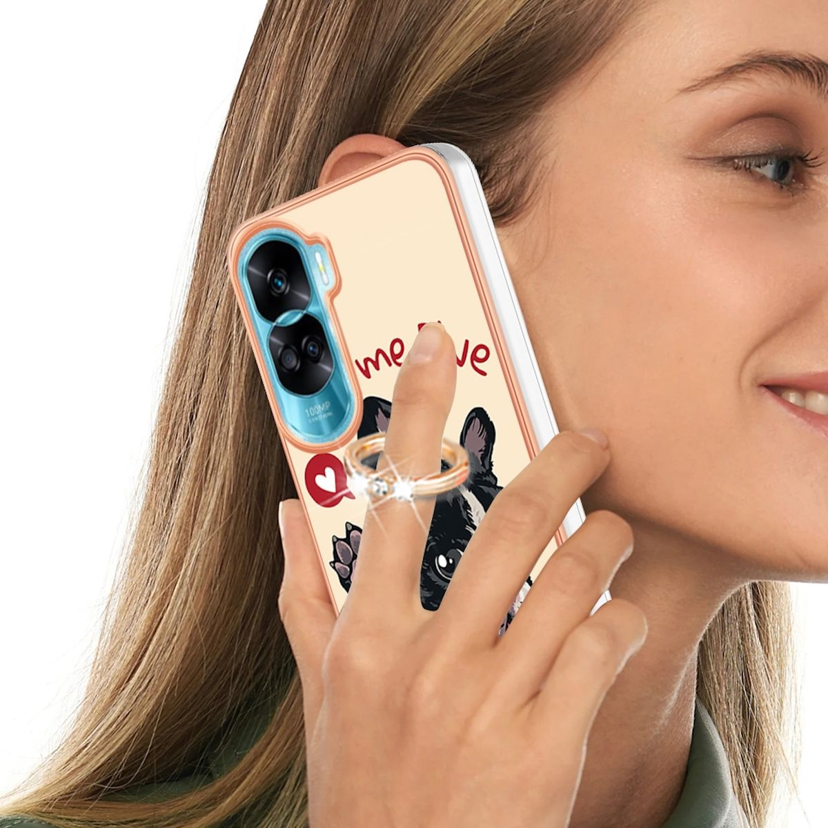 Eine Frau hält ein Telefon mit einem Ring. Das Telefon hat ein Hunde-Design und einen Ringhalter.