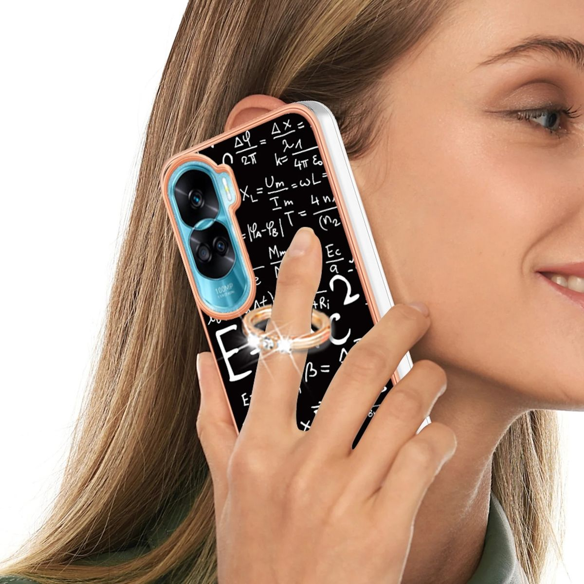 Frau hält ein Telefon mit Hülle voller Gleichungen und Ring.