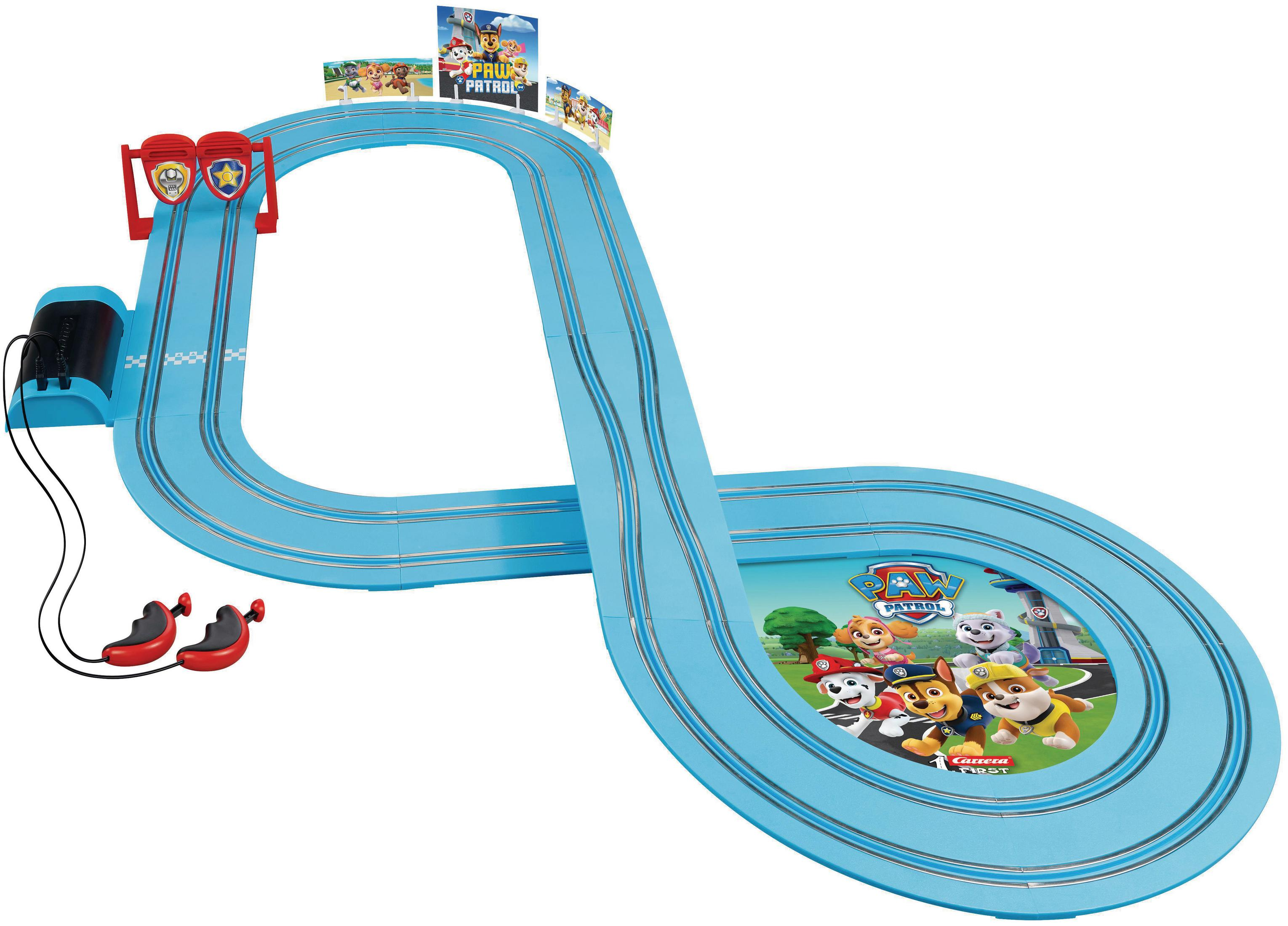 Eine blaue Paw Patrol-Rennstrecke mit Autos, Schildern und Charaktergrafiken.