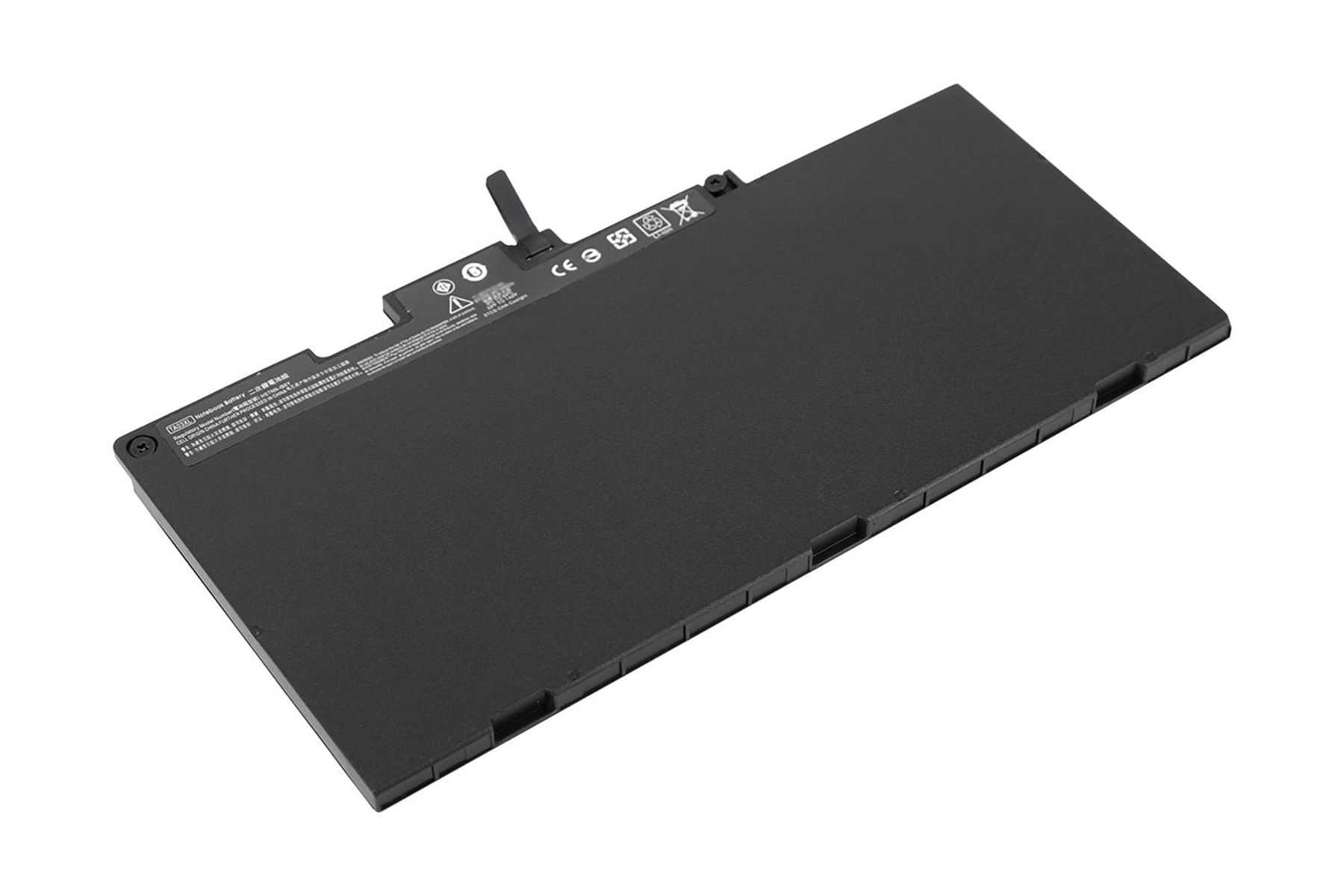 Batteria per laptop nera. Testo e simboli di sicurezza visibili sulla superficie. Sfondo bianco.