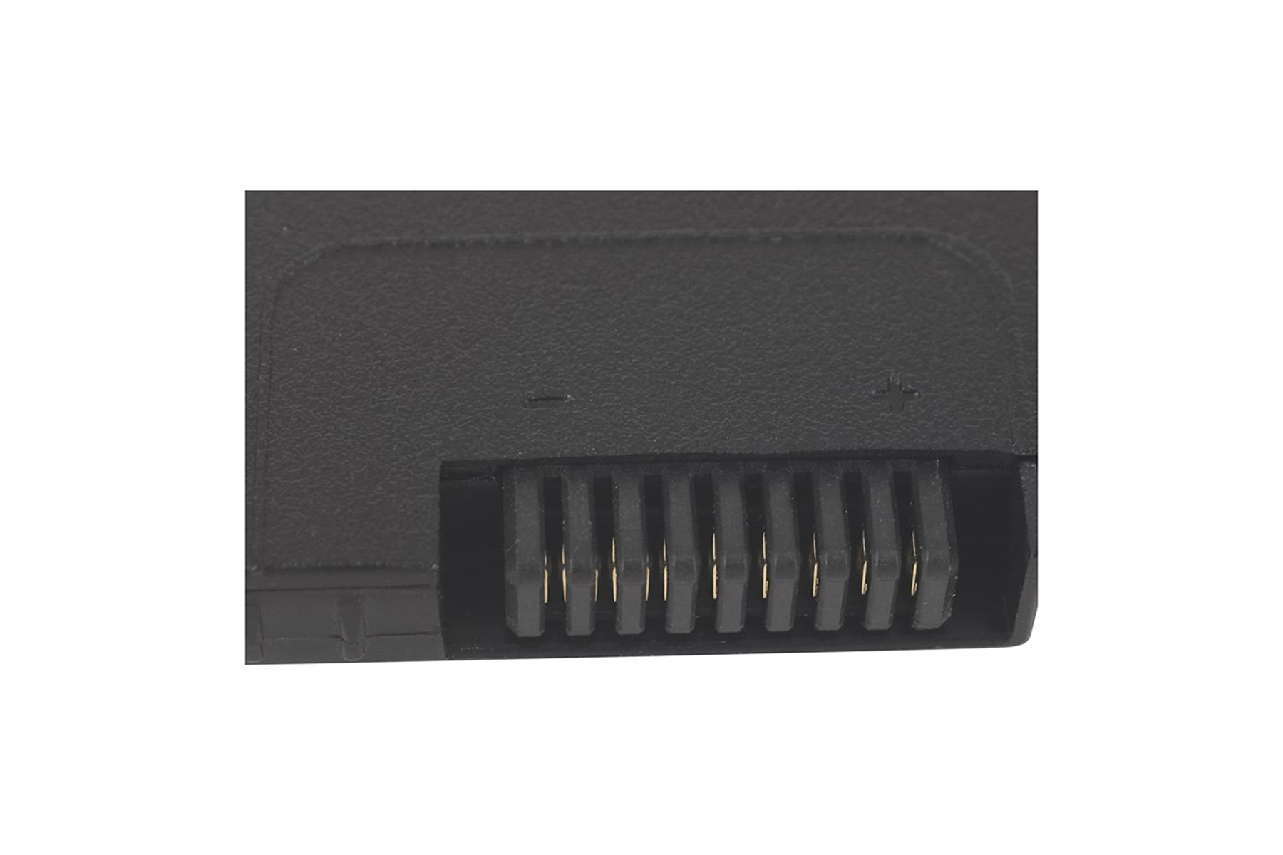 Primo piano di un connettore di dispositivo nero con pin dorati, isolato su sfondo bianco.