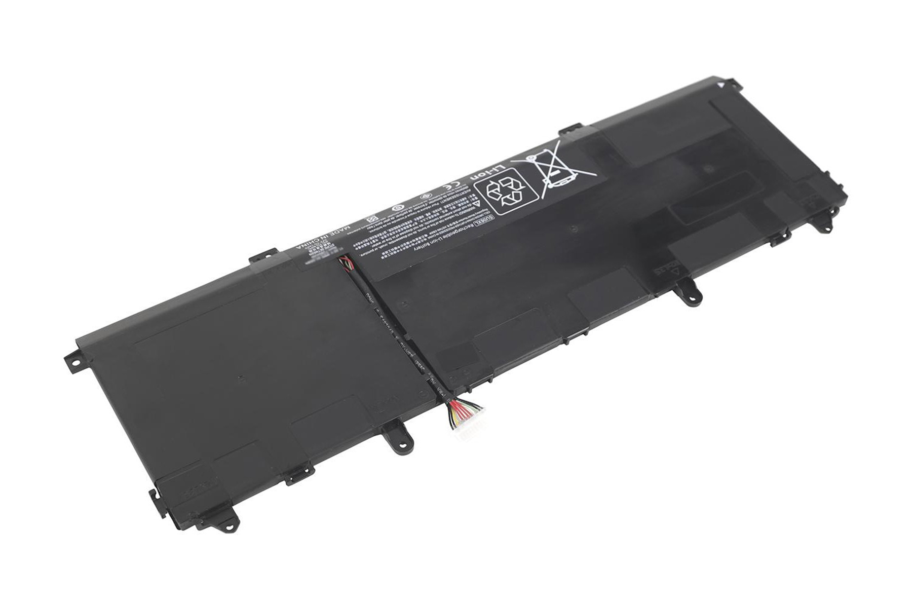 Una batteria per laptop rettangolare nera. Mostra i connettori e le etichette della batteria. Sfondo bianco.