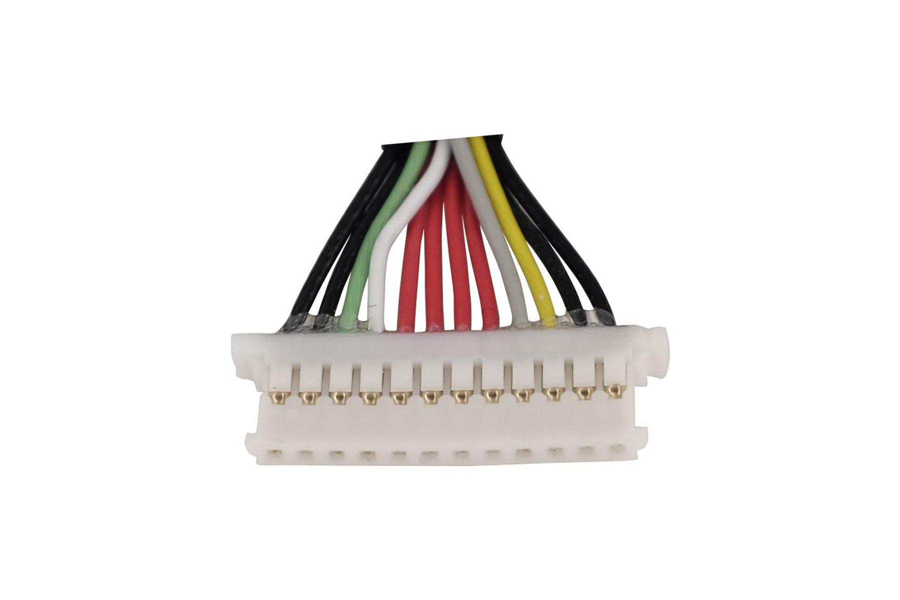 Primo piano di un connettore bianco con più fili colorati attaccati, isolato su bianco.