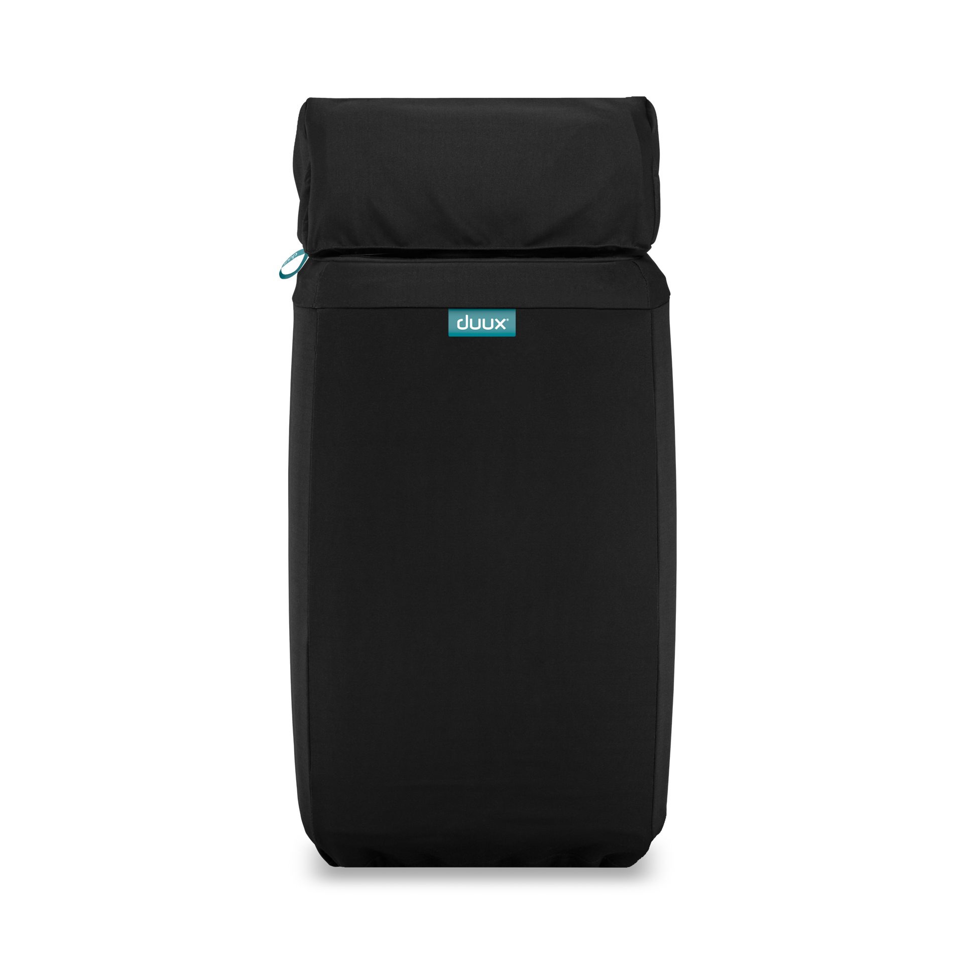 Eine schwarze Tasche mit weißem Logo. Die Tasche ist geschlossen und liegt auf weißem Hintergrund.