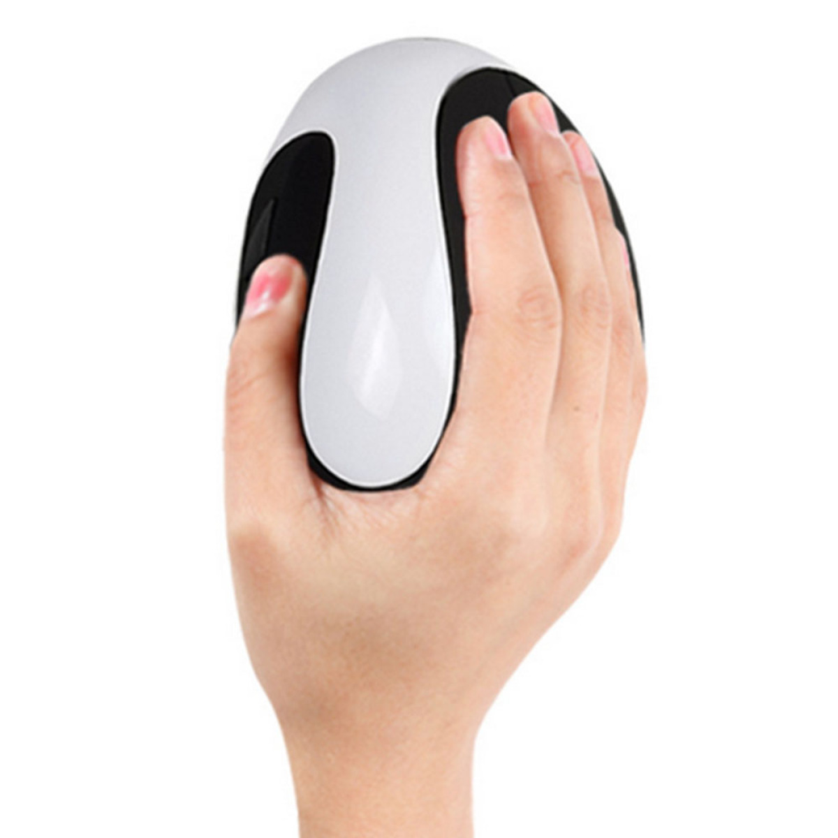 Eine Hand, die eine weiße und schwarze ergonomische Maus hält, geeignet für Rechtshänder.