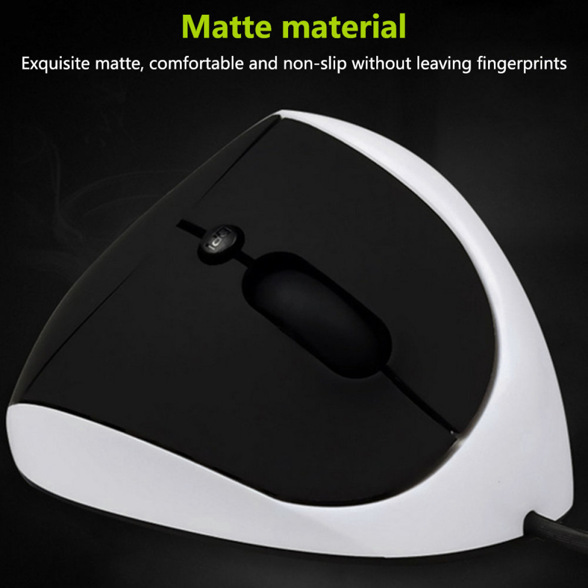 Eine schwarz-weiße Computermaus auf schwarzem Hintergrund. Die Maus hat eine schwarze Oberseite und weiße Seiten.