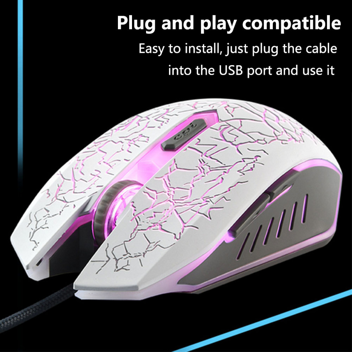 Eine weiße und graue Gaming-Maus mit rosa Beleuchtung und einem schwarzen Kabel.