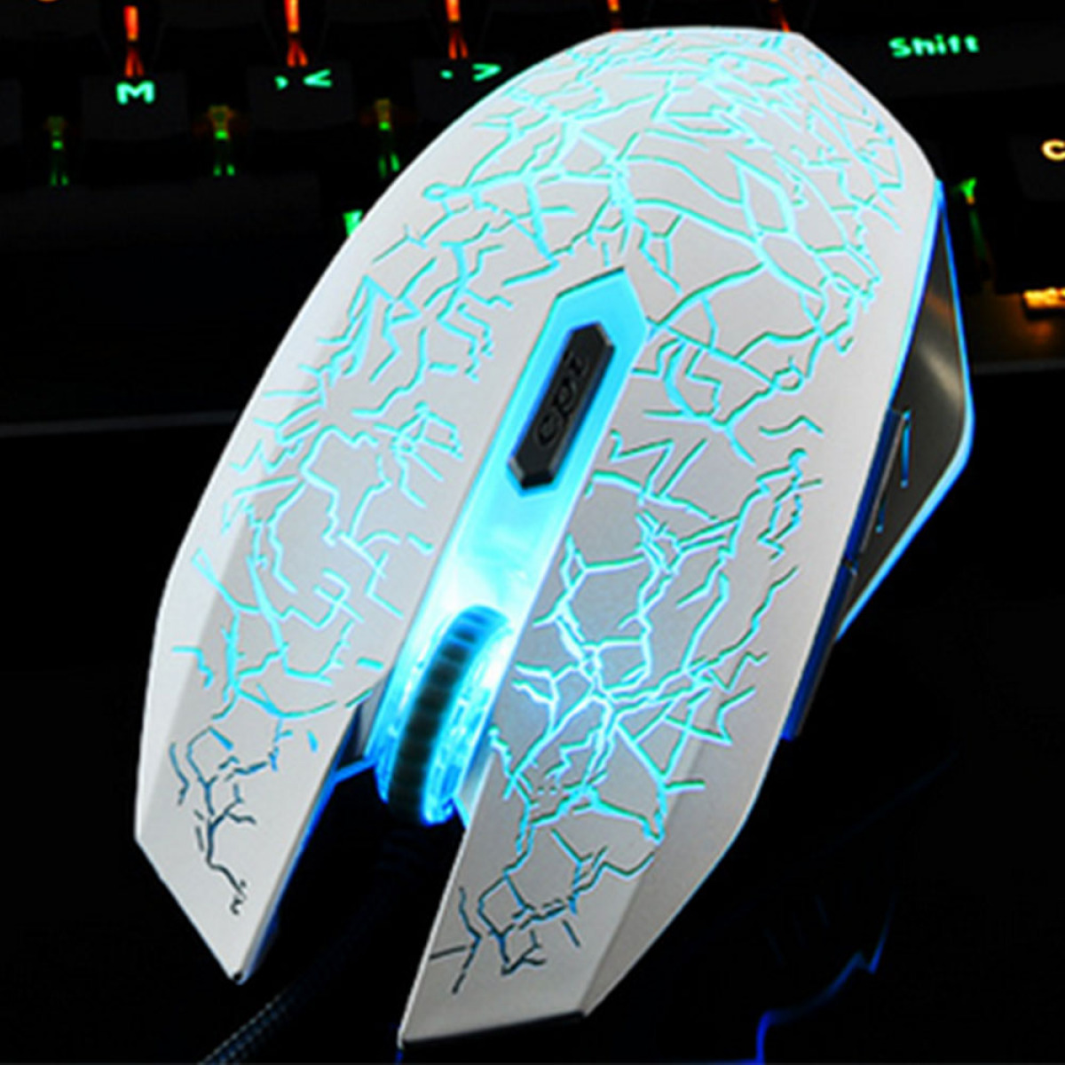 Eine weiße Gaming-Maus mit blauen Lichtmustern. Die Maus hat ein futuristisches Design mit mehreren Tasten.