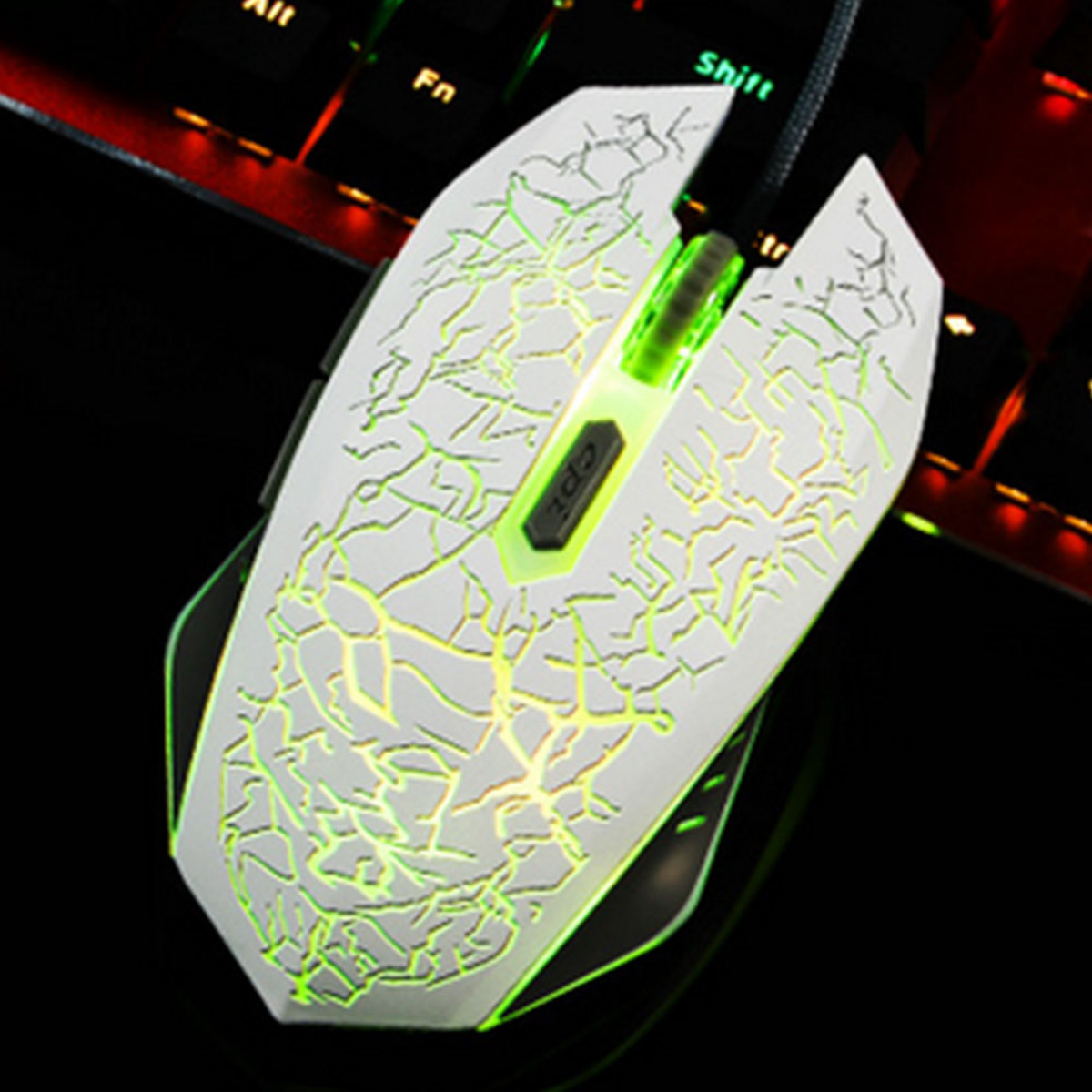 Weißes Gaming-Maus mit grünen Akzenten und leuchtenden Lichtern auf schwarzer Tastatur.