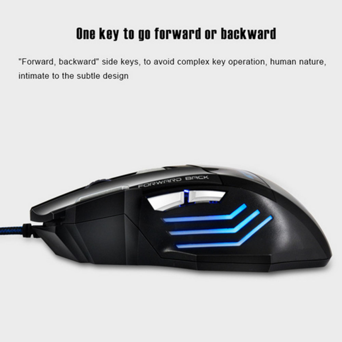Schwarze Gaming-Maus mit blauen Lichtern. Text sagt 'Forward Back'. Die Maus hat Seitentasten.