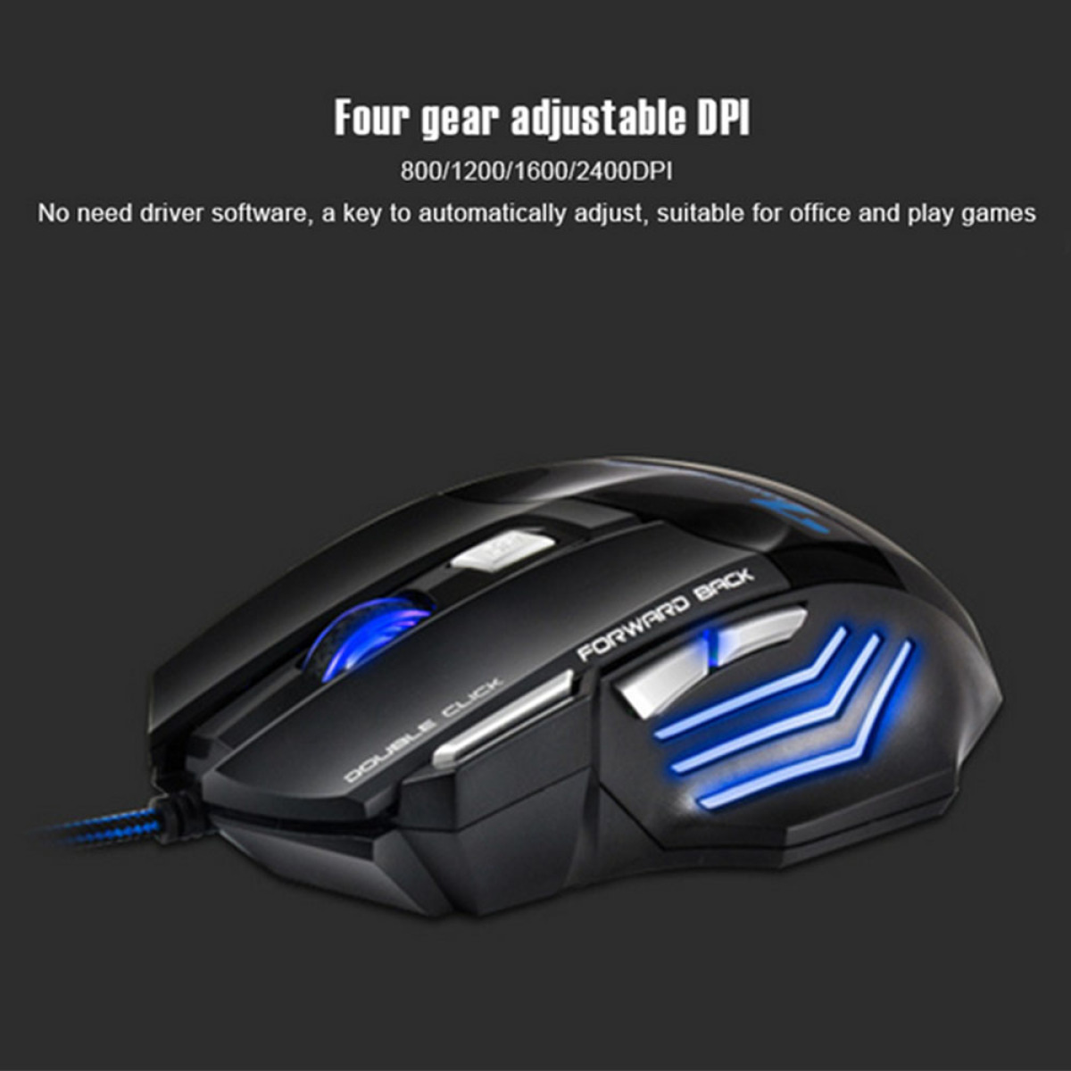 Eine schwarze Gaming-Maus mit blauen Lichtern und Text auf dunklem Hintergrund.