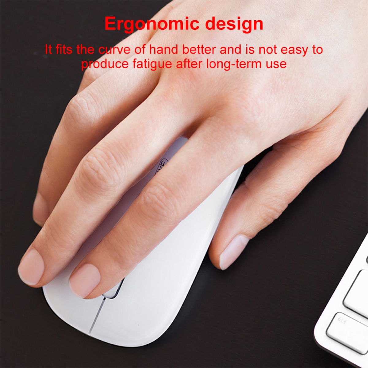 Eine Hand hält eine weiße Maus auf einer schwarzen Oberfläche. Text: 'Ergonomisches Design'.