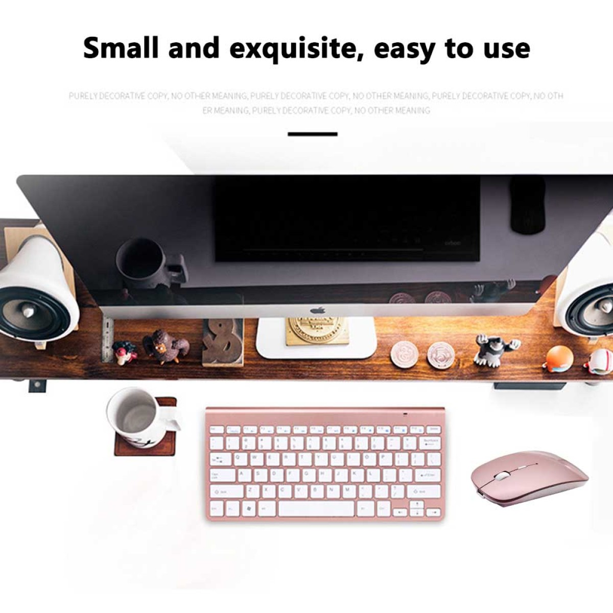 Eine roségoldene Tastatur, Maus und ein weißer Becher auf einem Holzschreibtisch. Ein Computermonitor im Hintergrund.