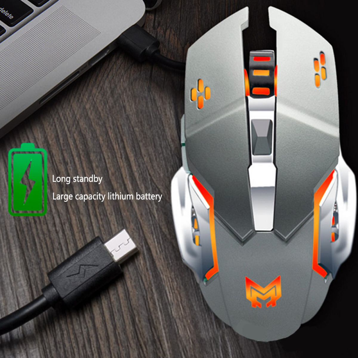 Eine graue Gaming-Maus mit orangefarbenen Lichtern, die mit einem Laptop verbunden ist. Text: Lange Standby-Zeit. Große Lithiumbatterie.