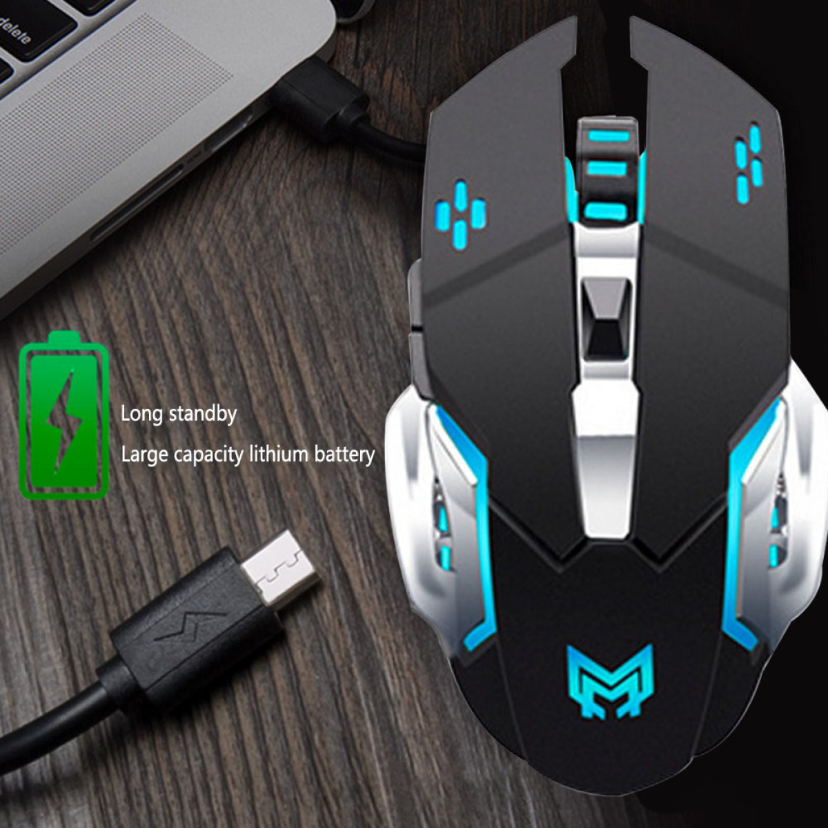 Eine schwarze Gaming-Maus mit blauen Akzenten. Ein Laptop, ein Ladekabel und ein grünes Stromsymbol sind sichtbar.