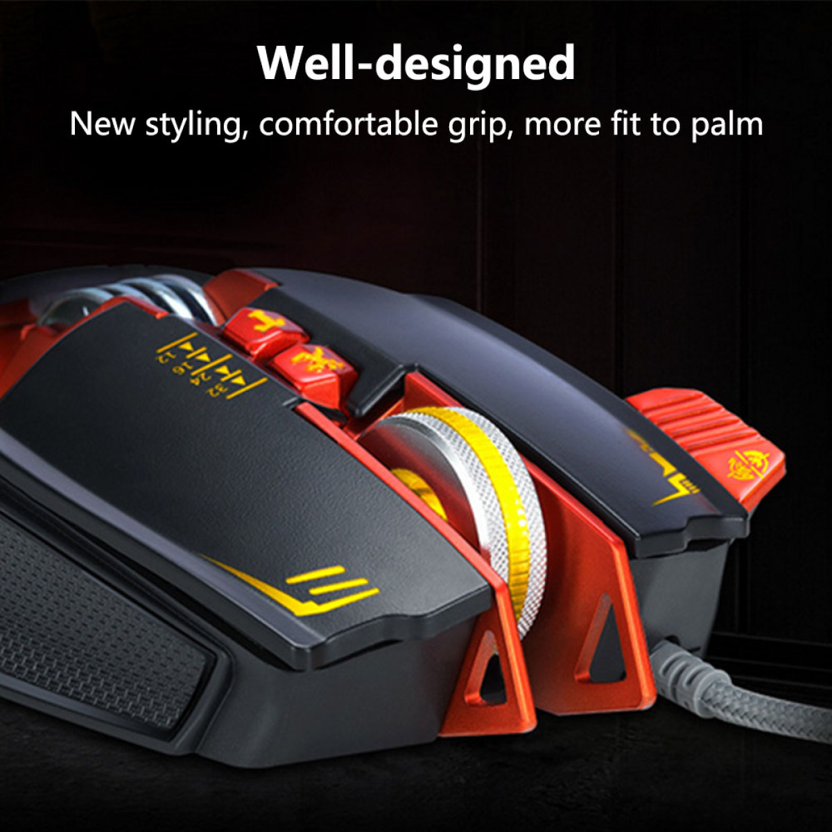 Eine Gaming-Maus, schwarz und rot, mit einem gelben Scrollrad und mehreren Tasten, in der Nähe einer Tastatur.