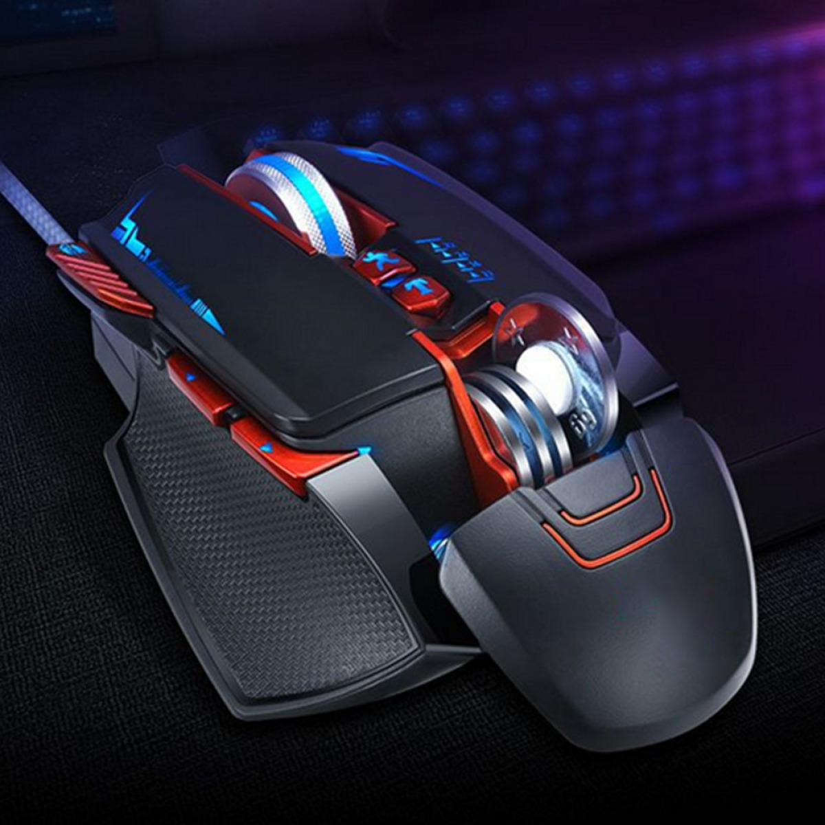 Schwarze Gaming-Maus mit roten und blauen Akzenten, beleuchtet, auf dunkler Oberfläche.