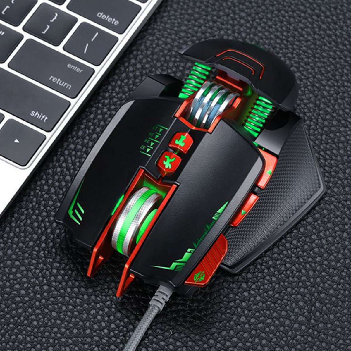 Schwarze und rote Gaming-Maus mit Lichtern und Tastatur. Schwarze Oberfläche. Verschiedene Farben.