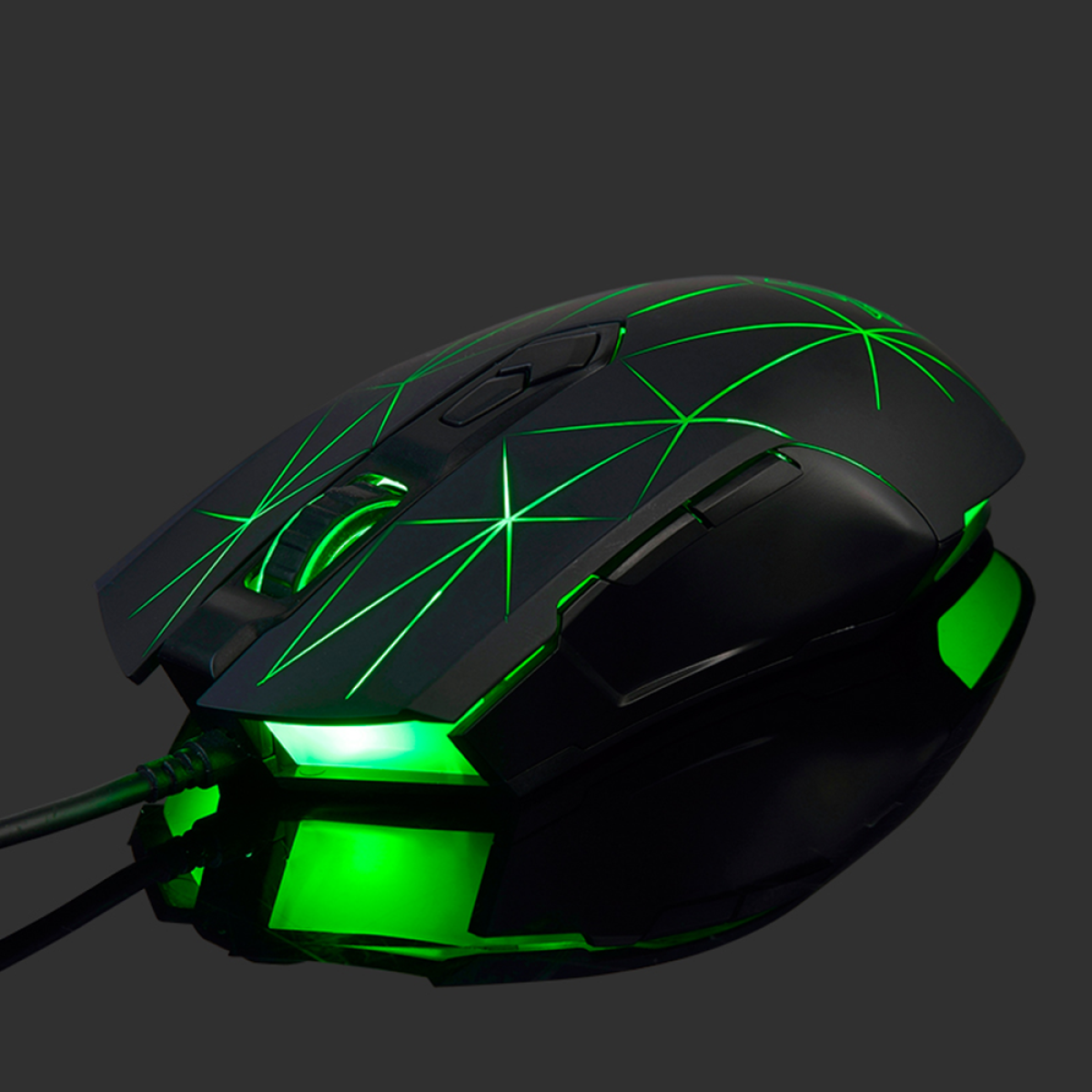 Schwarze Gaming-Maus mit grünen LED-Leuchten. Die Maus hat ein Kabel und befindet sich auf einer reflektierenden Oberfläche.