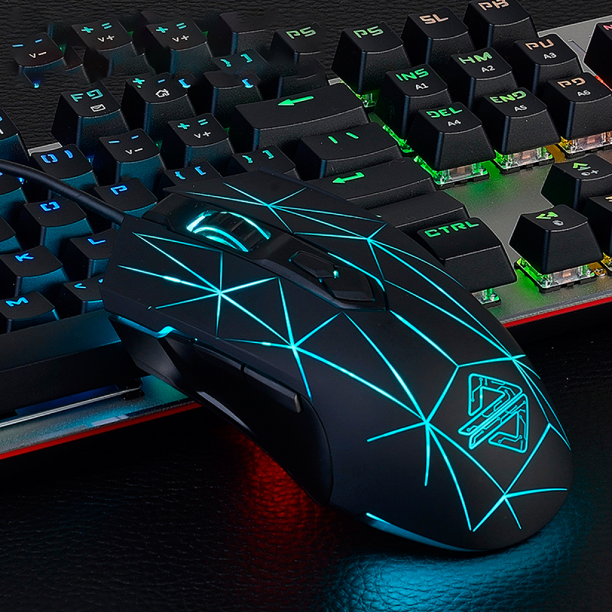 Schwarze Gaming-Maus mit blauem Licht und Tastatur im Hintergrund.
