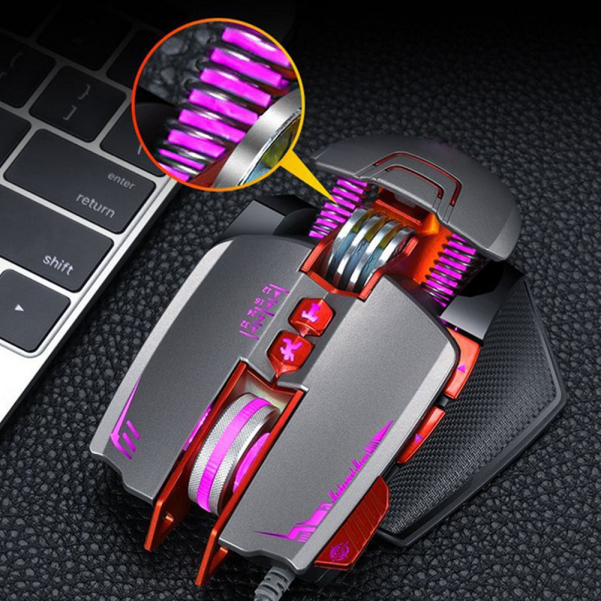 Eine graue und rote Gaming-Maus mit rosa Lichtern und einer Tastatur im Hintergrund.