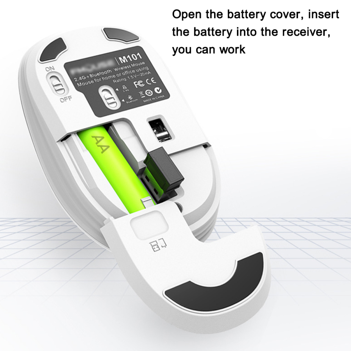 Die Unterseite einer weißen kabellosen Maus mit geöffnetem Batteriefach und grüner Batterie.