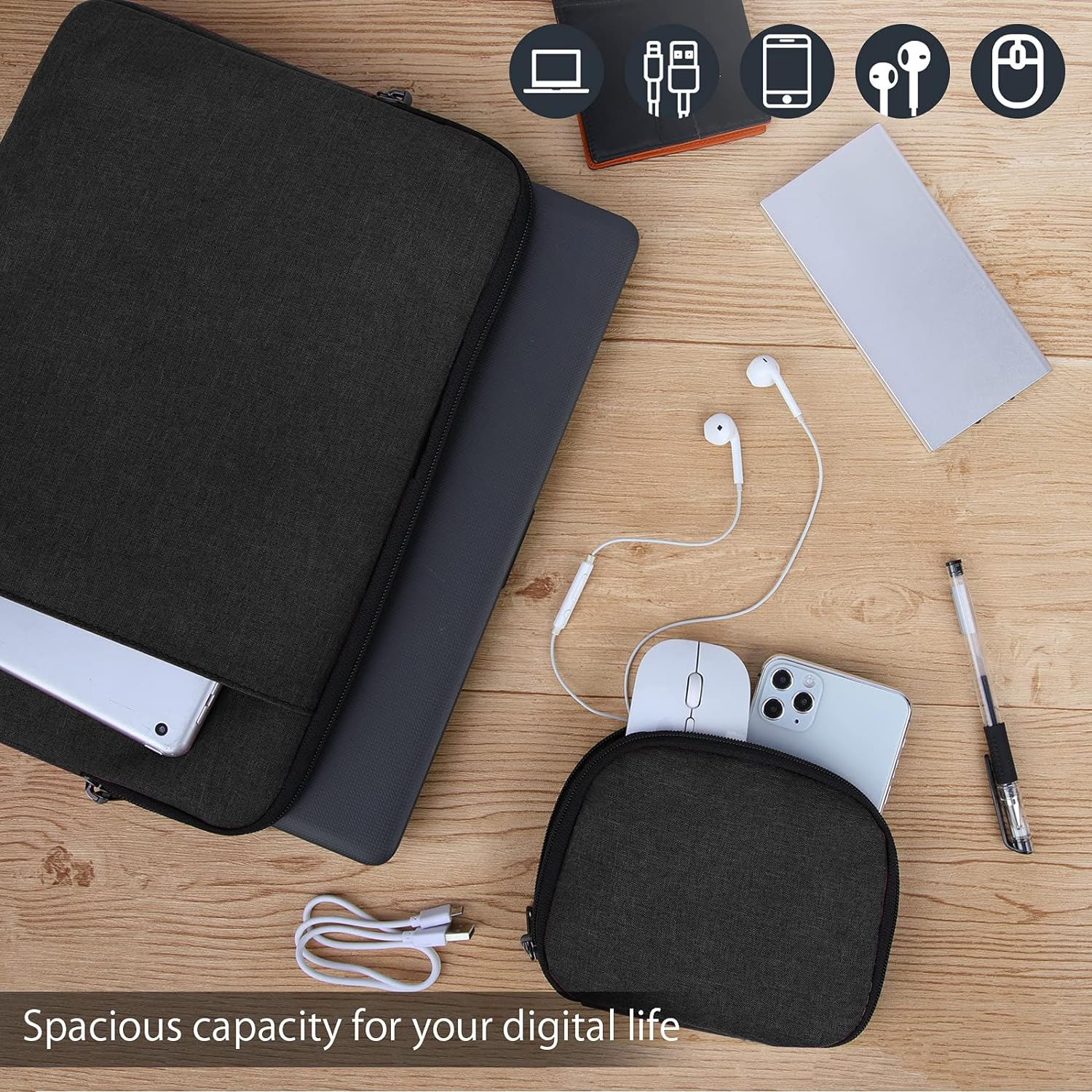 Holztisch mit Laptop-Tasche, Tablet, Telefon, Kopfhörern und anderen Artikeln.