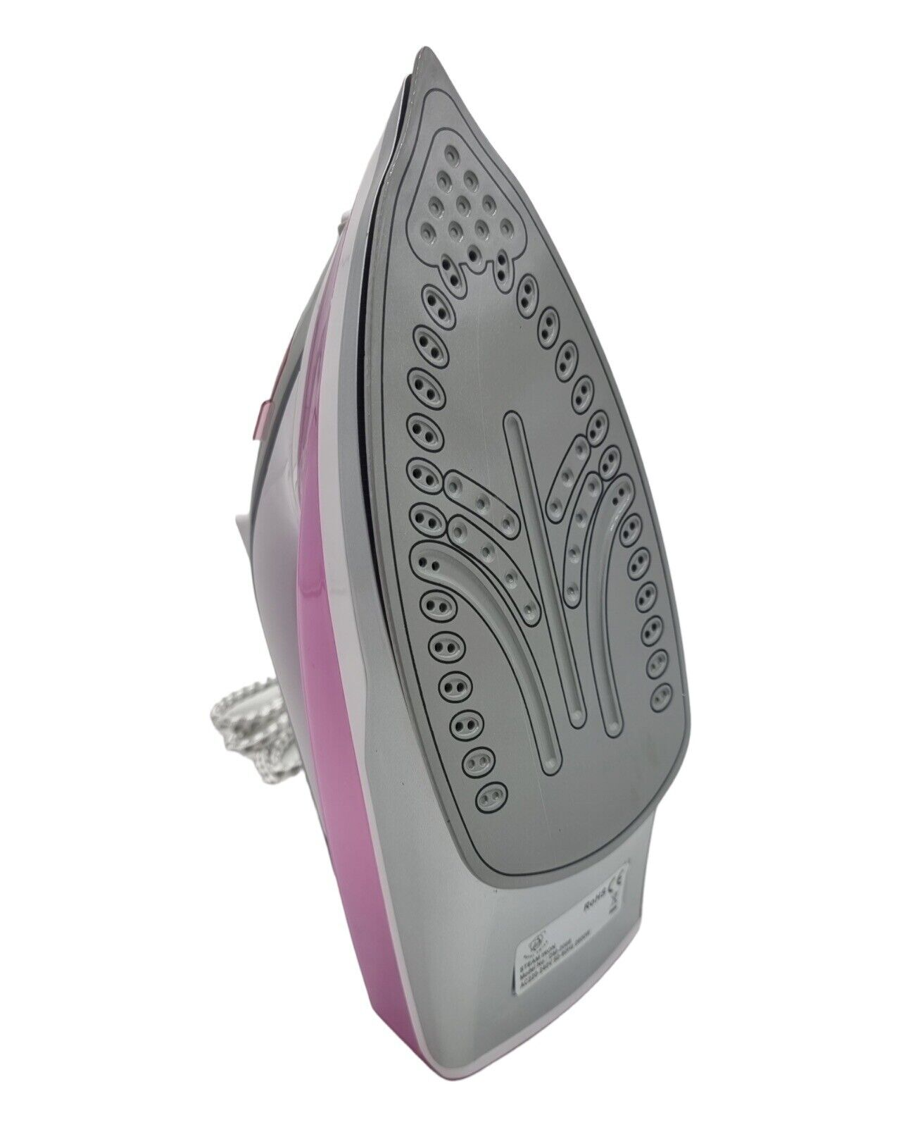 Ein rosa-graues Bügeleisen, Unteransicht, isoliert auf Weiß. Die Sohle hat Löcher und Rillen.