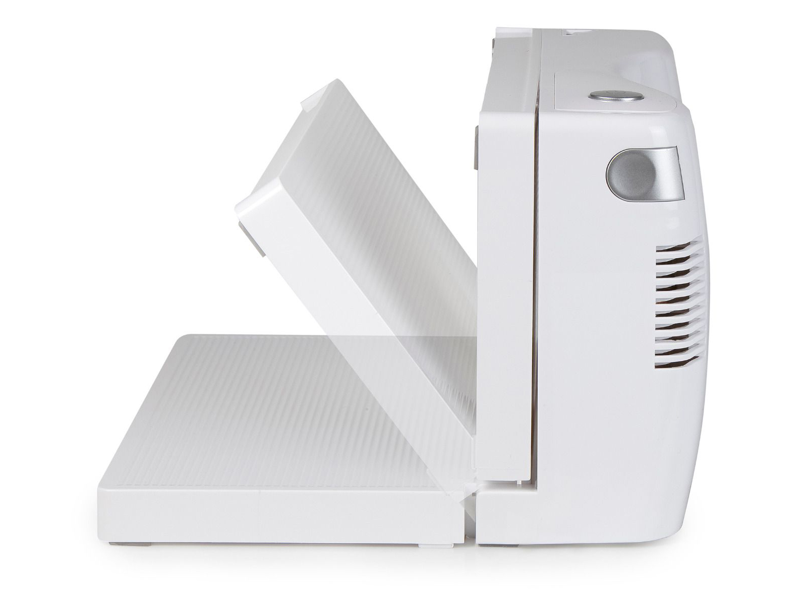 Biała krajalnica do żywności z wysuniętą tacą. Widok z boku urządzenia.