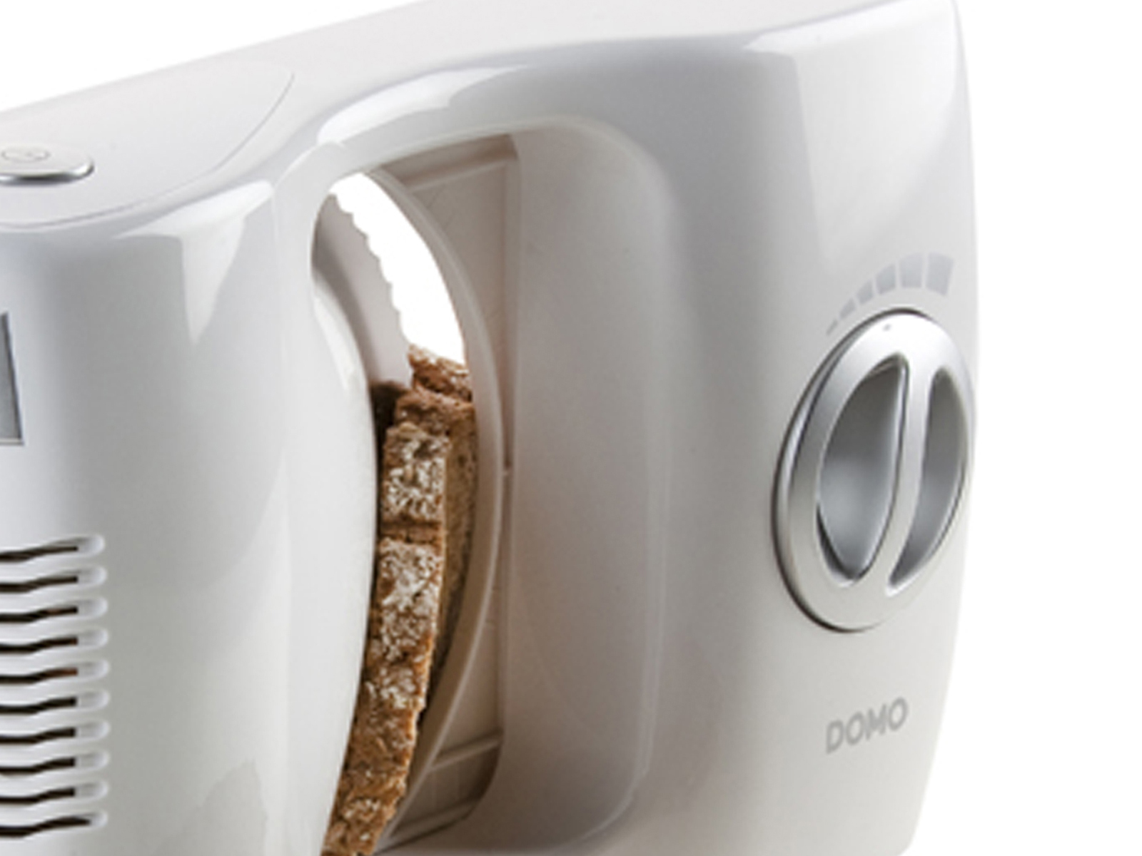 Zbliżenie białego tostera z chlebem w środku, na białym tle.