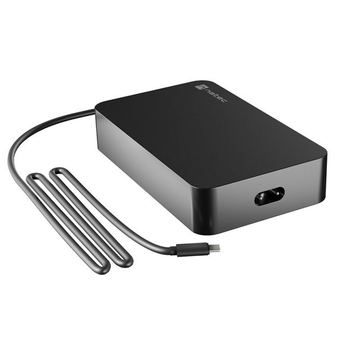 Schwarzes Netzteil mit einem USB-C-Kabel. Es hat einen Steckplatz zum Einstecken in die Wand.