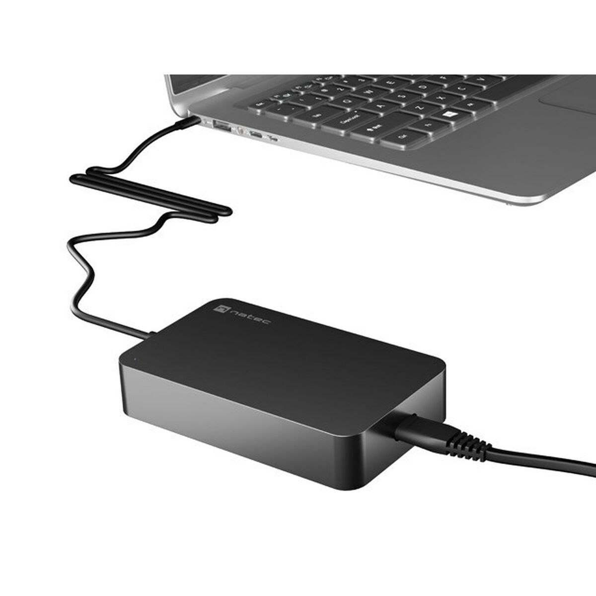 Ein schwarzes Laptop-Netzteil, das über ein schwarzes Kabel mit einem Laptop verbunden ist, auf weißem Hintergrund.