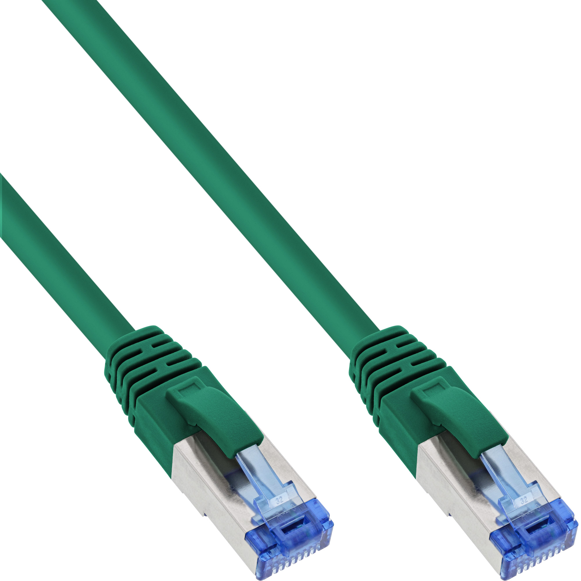 Grünes Ethernet-Kabel mit blauen Steckern auf weißem Hintergrund. Kabel im Fokus.