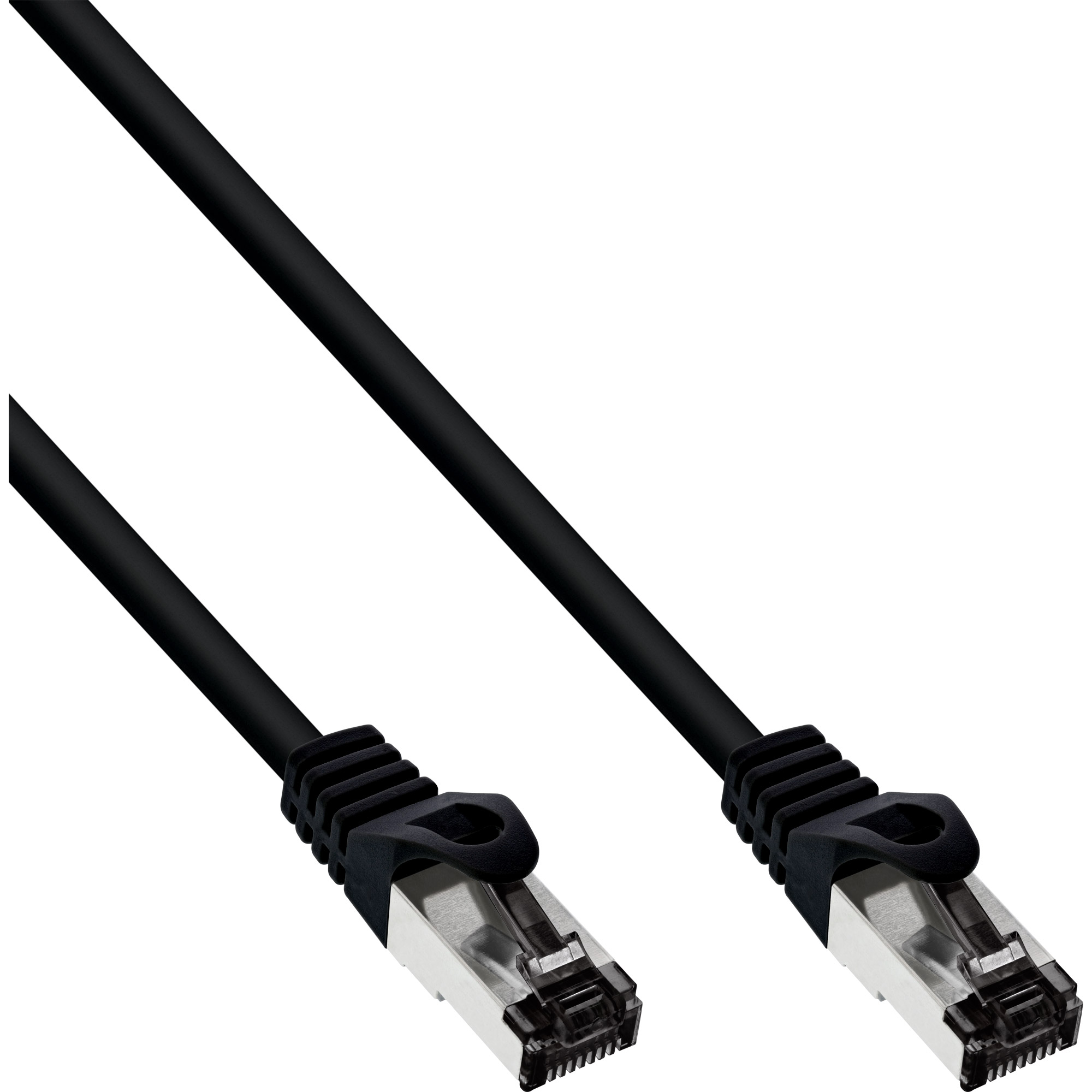 Zwarte Ethernetkabel met zilveren connectoren. Witte achtergrond. Schuin aanzicht.
