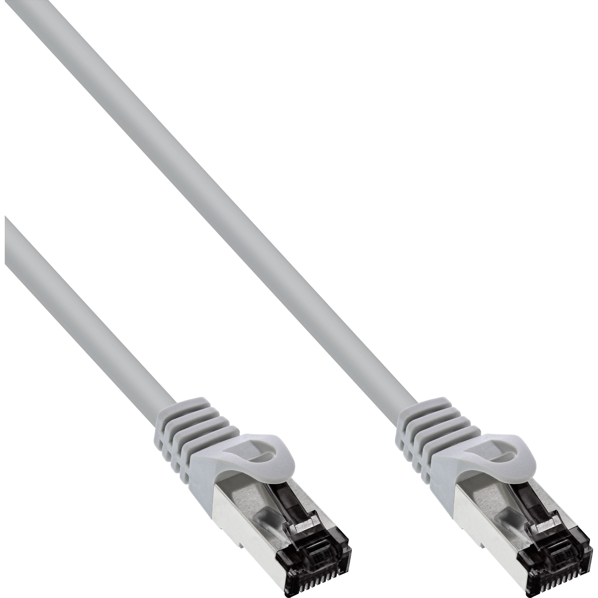 Câble Ethernet gris avec connecteurs aux deux extrémités, orienté vers le spectateur, isolé sur fond blanc.