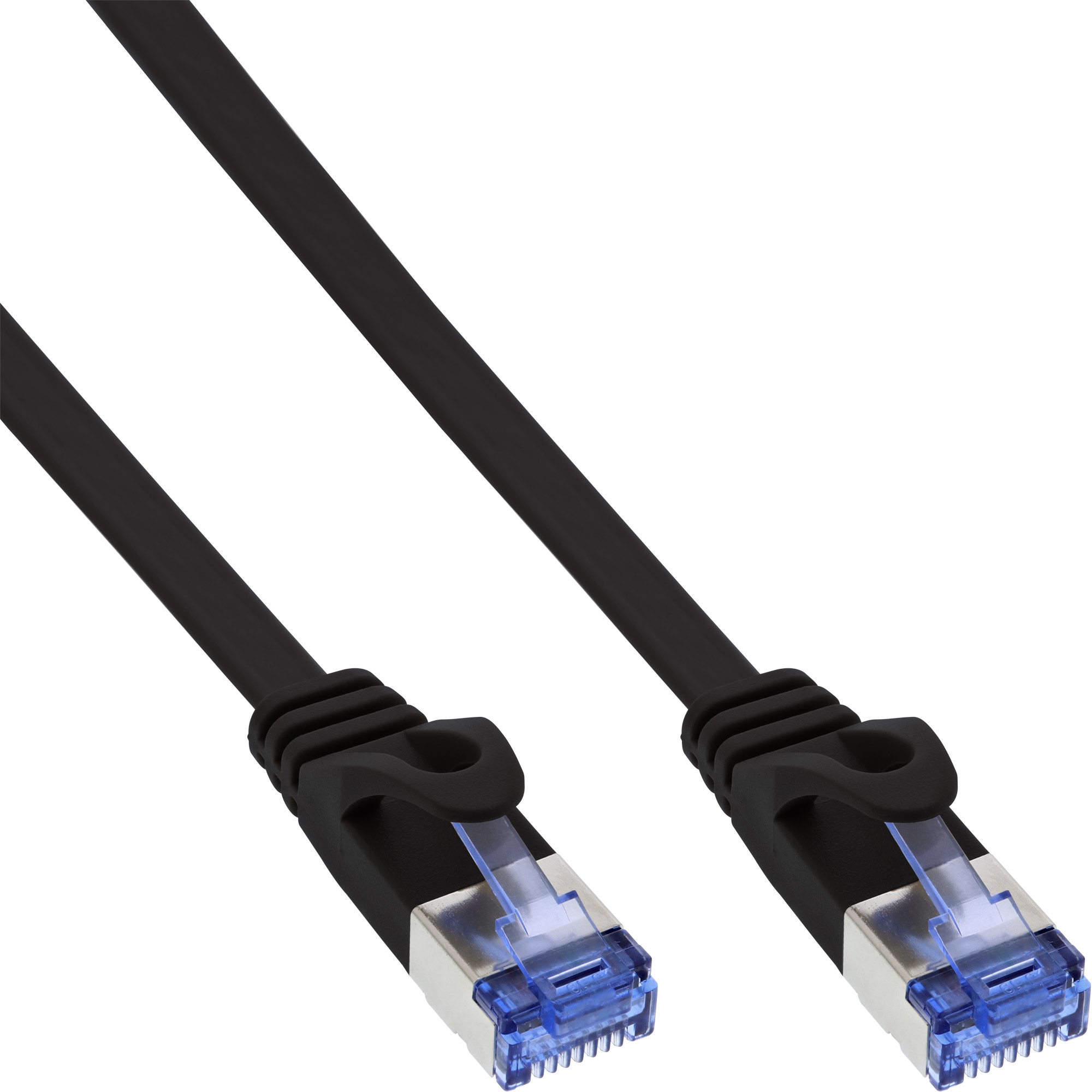 Cavo Ethernet nero. Due estremità visibili con connettori blu. Sfondo bianco.