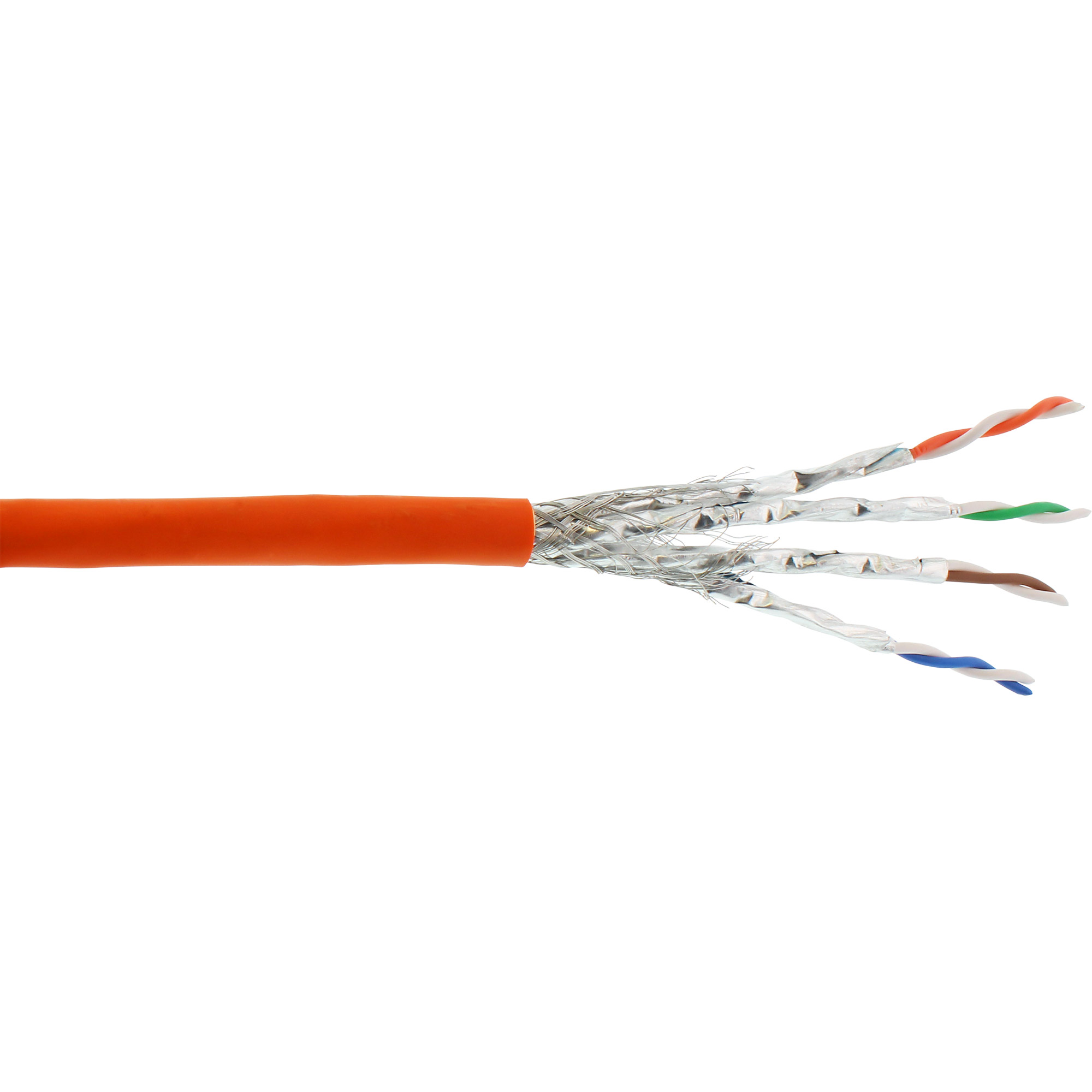 Câble Ethernet coupé avec fils exposés. Couleurs: orange, vert, marron, bleu et blanc.