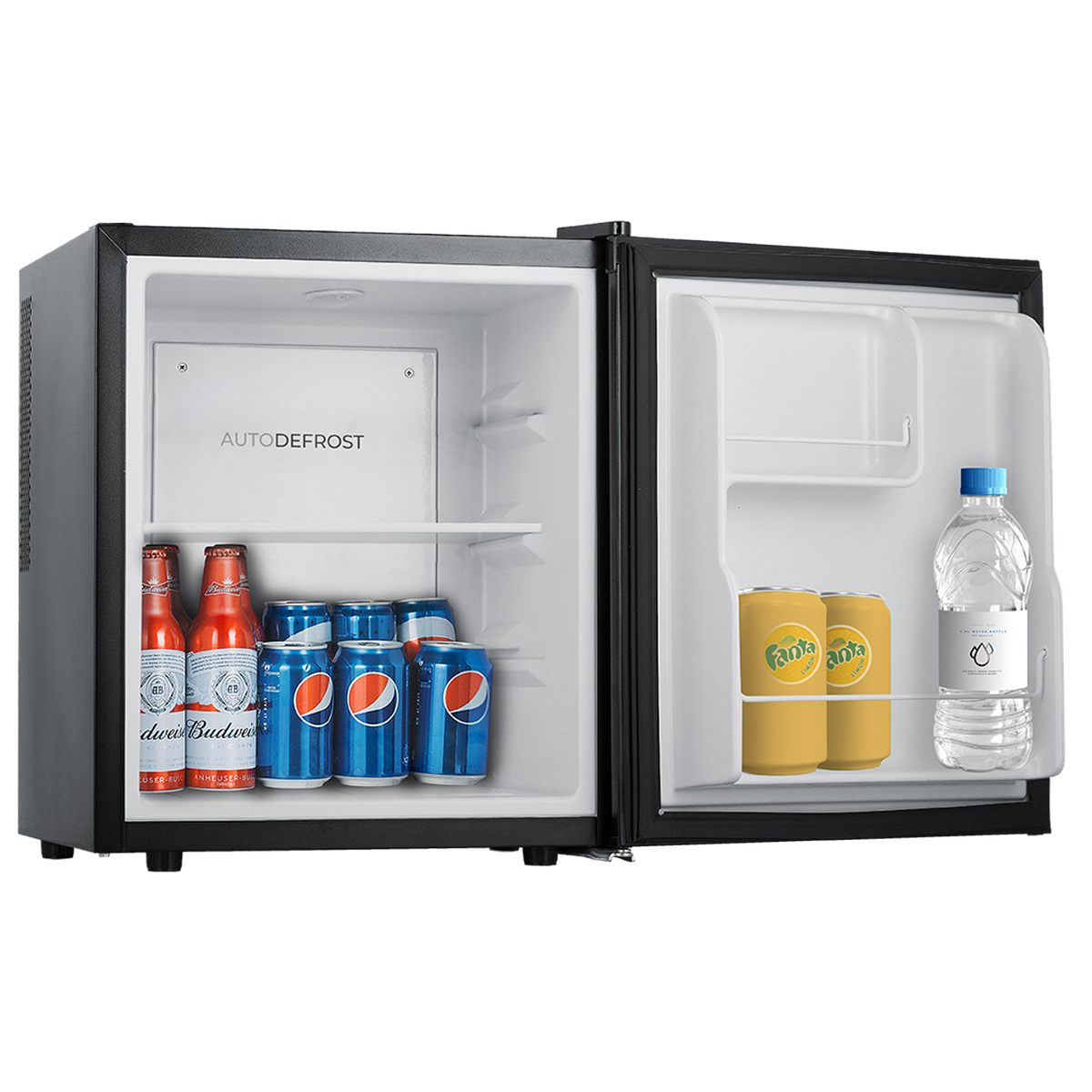 Un mini-refrigerador abierto muestra botellas de cerveza, latas de refresco y una botella de agua.