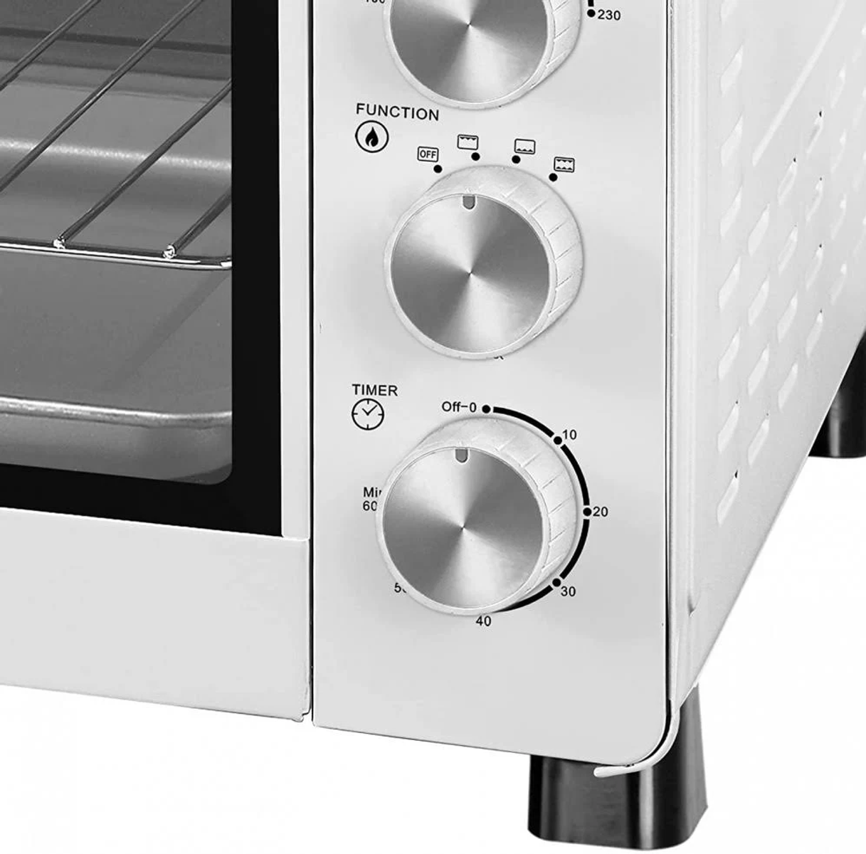 Primer plano del panel de control de un horno con diales para temporizador, temperatura y función.