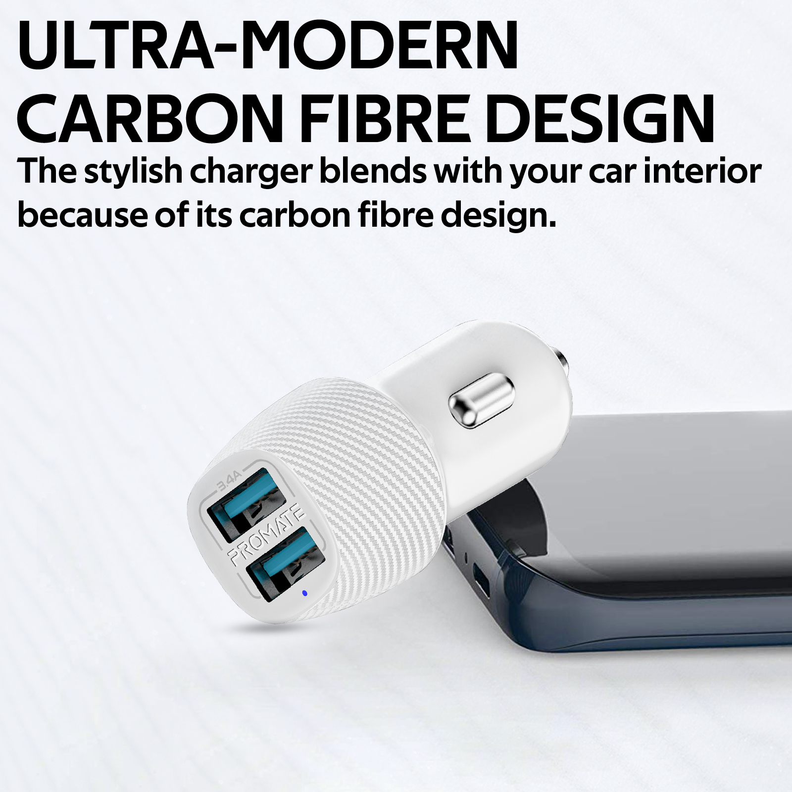 Cargador de coche blanco y gris con dos puertos USB, enchufado a un teléfono negro.