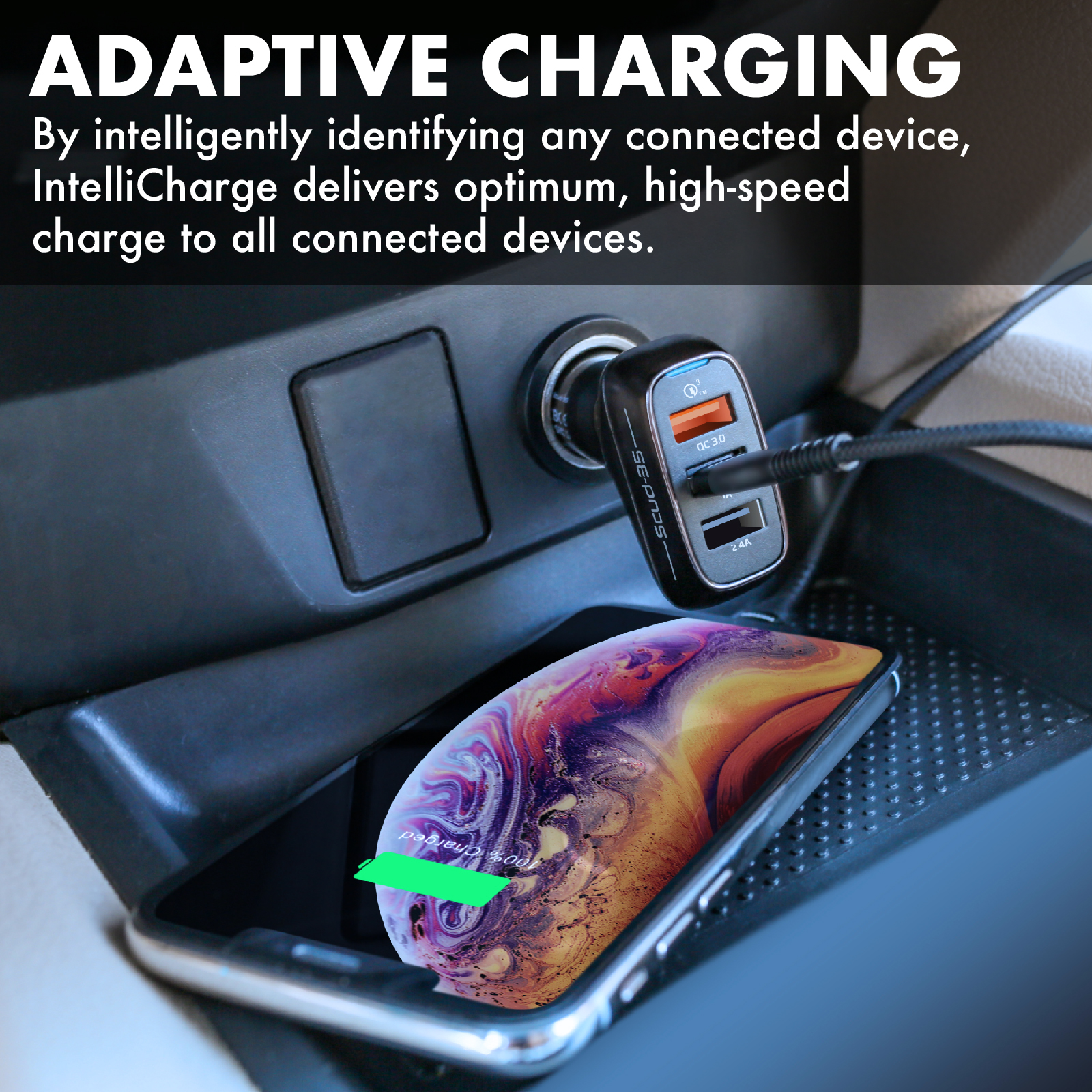 Interior de coche con teléfono cargando. Teléfono muestra 100% cargado. Cargador USB en toma.