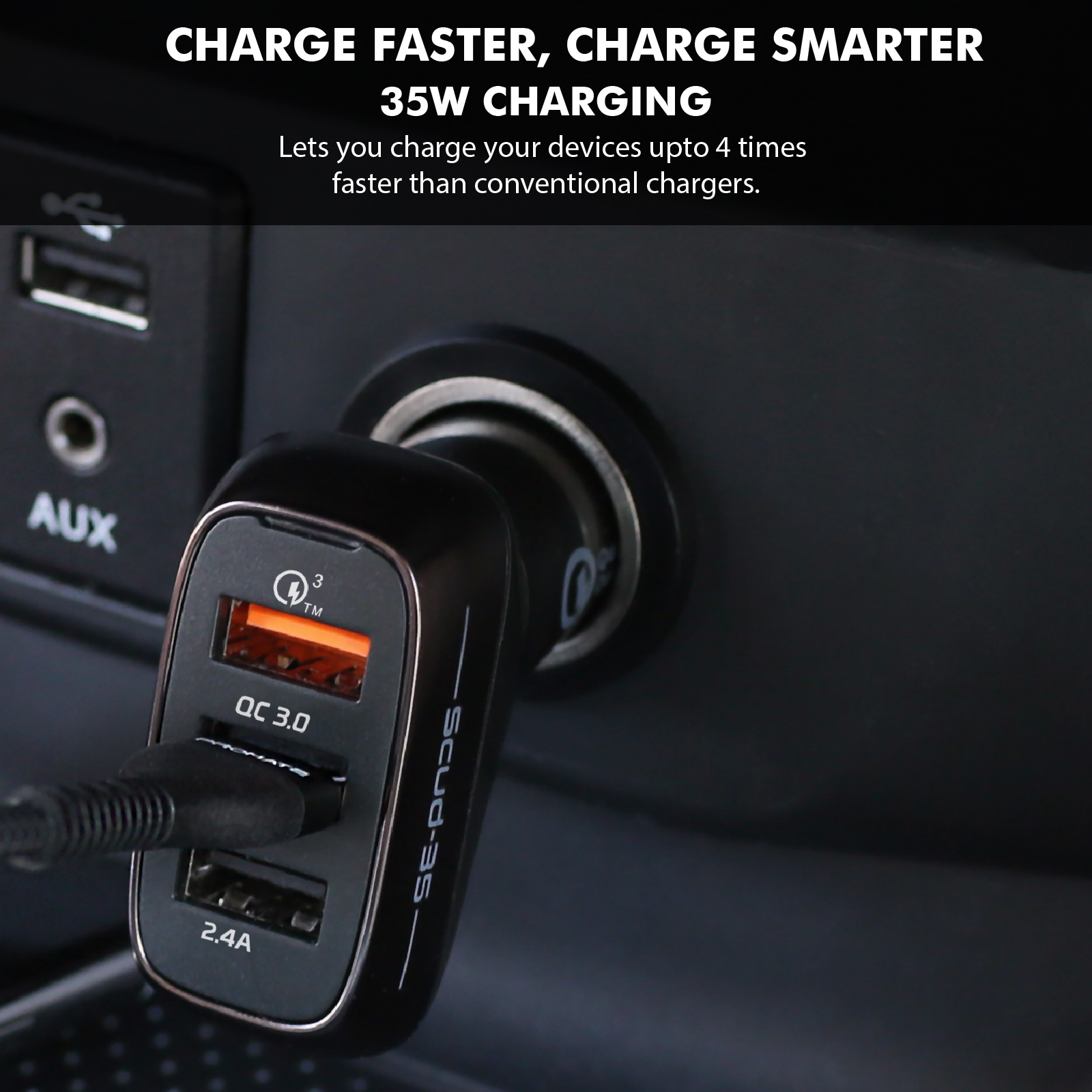 Cargador de coche negro con dos puertos USB, uno naranja, enchufado en un enchufe del coche.