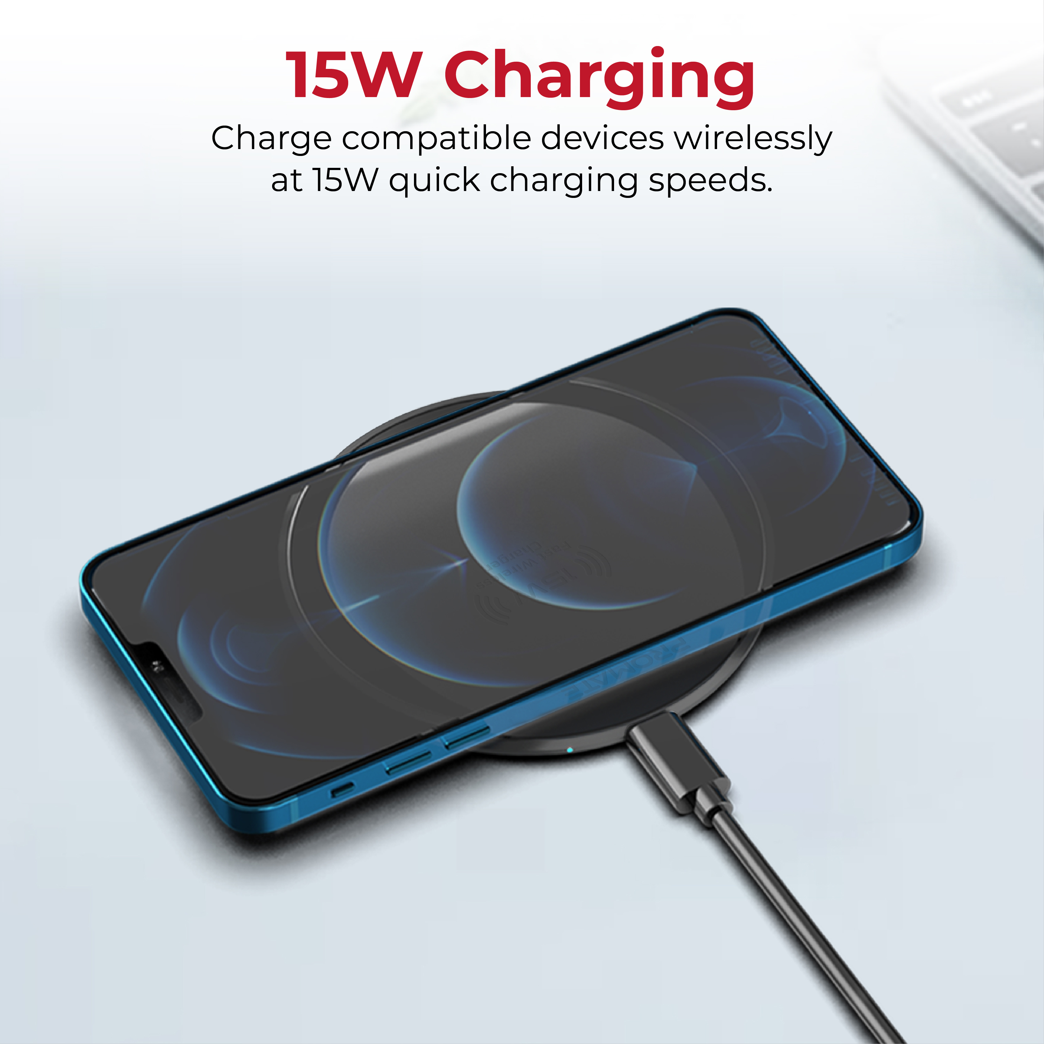 Un teléfono negro se carga de forma inalámbrica en una plataforma de carga; funda azul. Cable negro.
