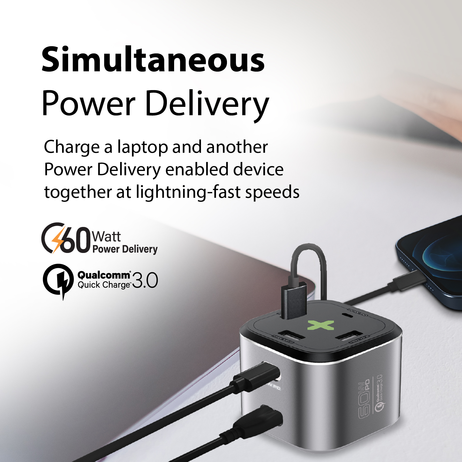 Un adaptador de corriente negro con múltiples cables de carga enchufados.