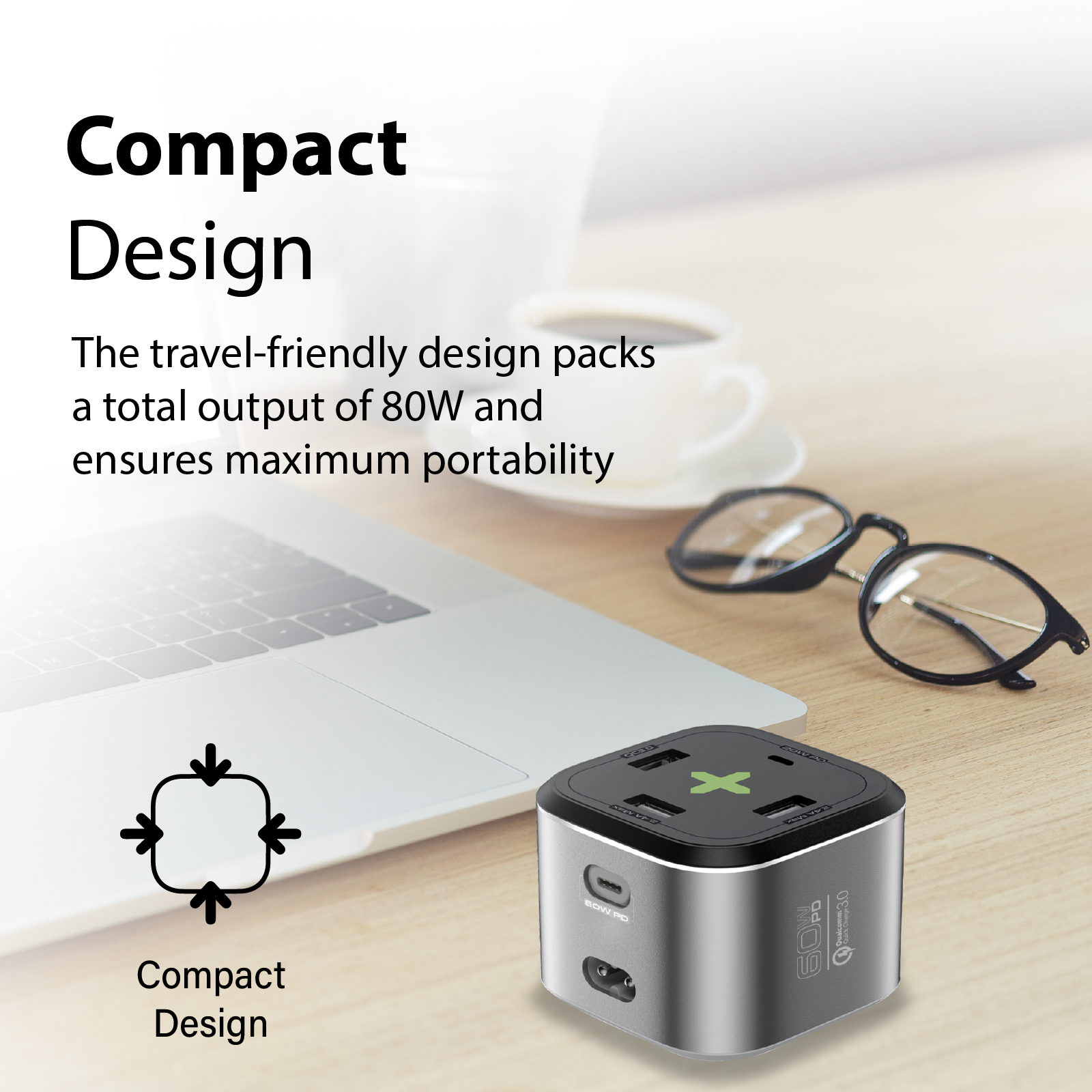 Un adaptador de viaje plateado con múltiples puertos de carga, portátil y gafas.