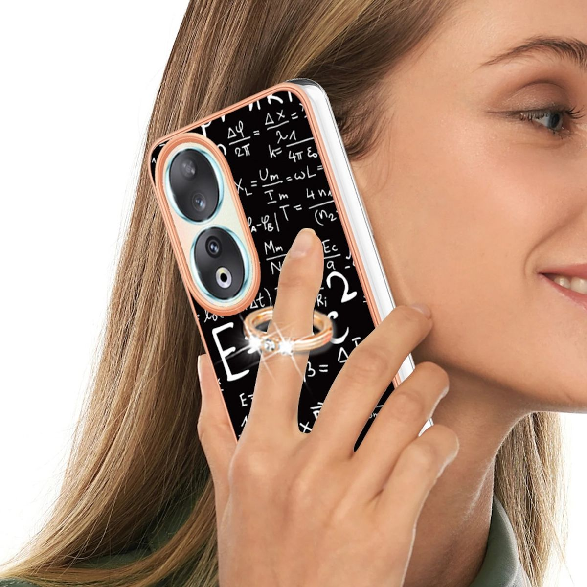 Frau benutzt Telefon mit Mathe-Gleichungen auf der Hülle. Ring am Finger. Durchsichtige Hülle. Blondes Haar.