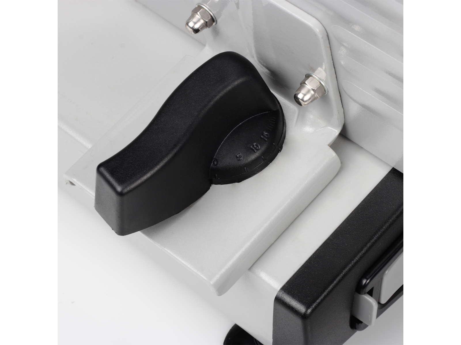 Gros plan d'un composant de machine avec un cadran comportant des chiffres et une poignée noire.