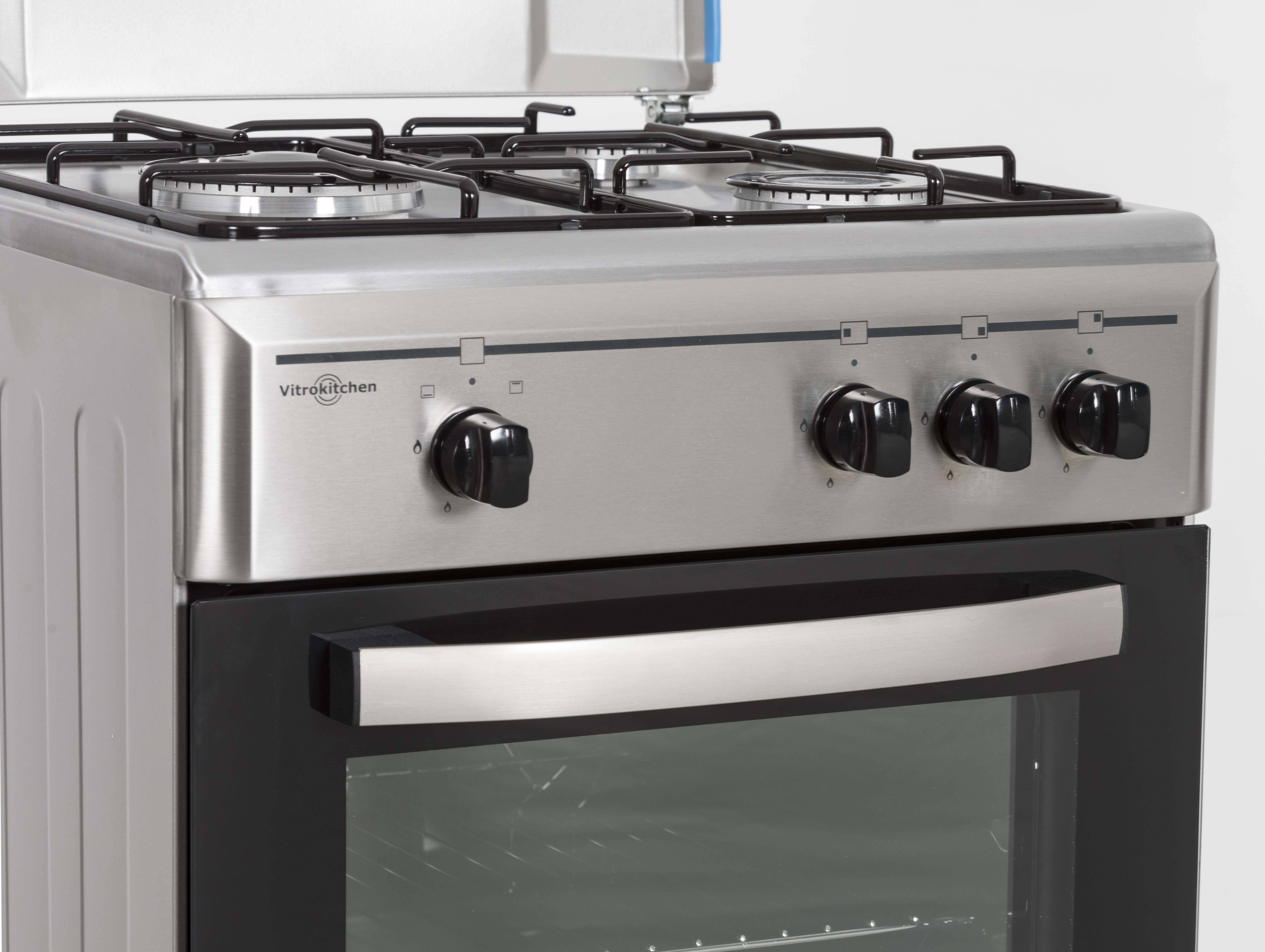 Una cocina de gas Vitrokitchen de acero inoxidable con cuatro quemadores y perillas negras.